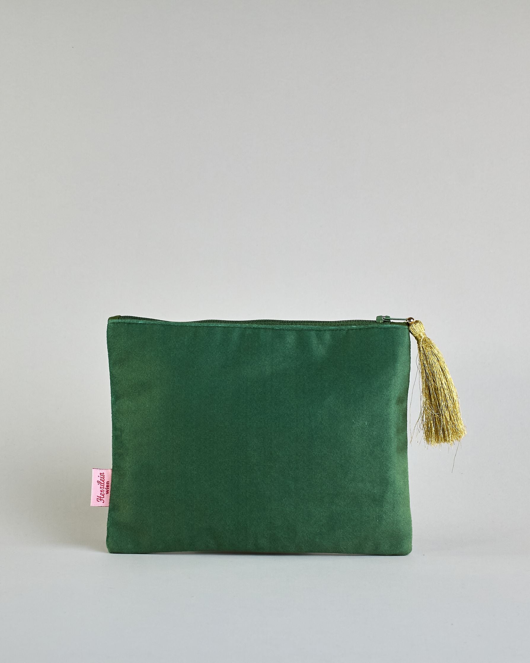 Grüne Kosmetiktasche aus Samt mit einem Christbaum der bunt geschmückt ist. Mit schönen Details aus Perlen und Pailetten und einer goldenen Quaste am Zippverschluss. #2