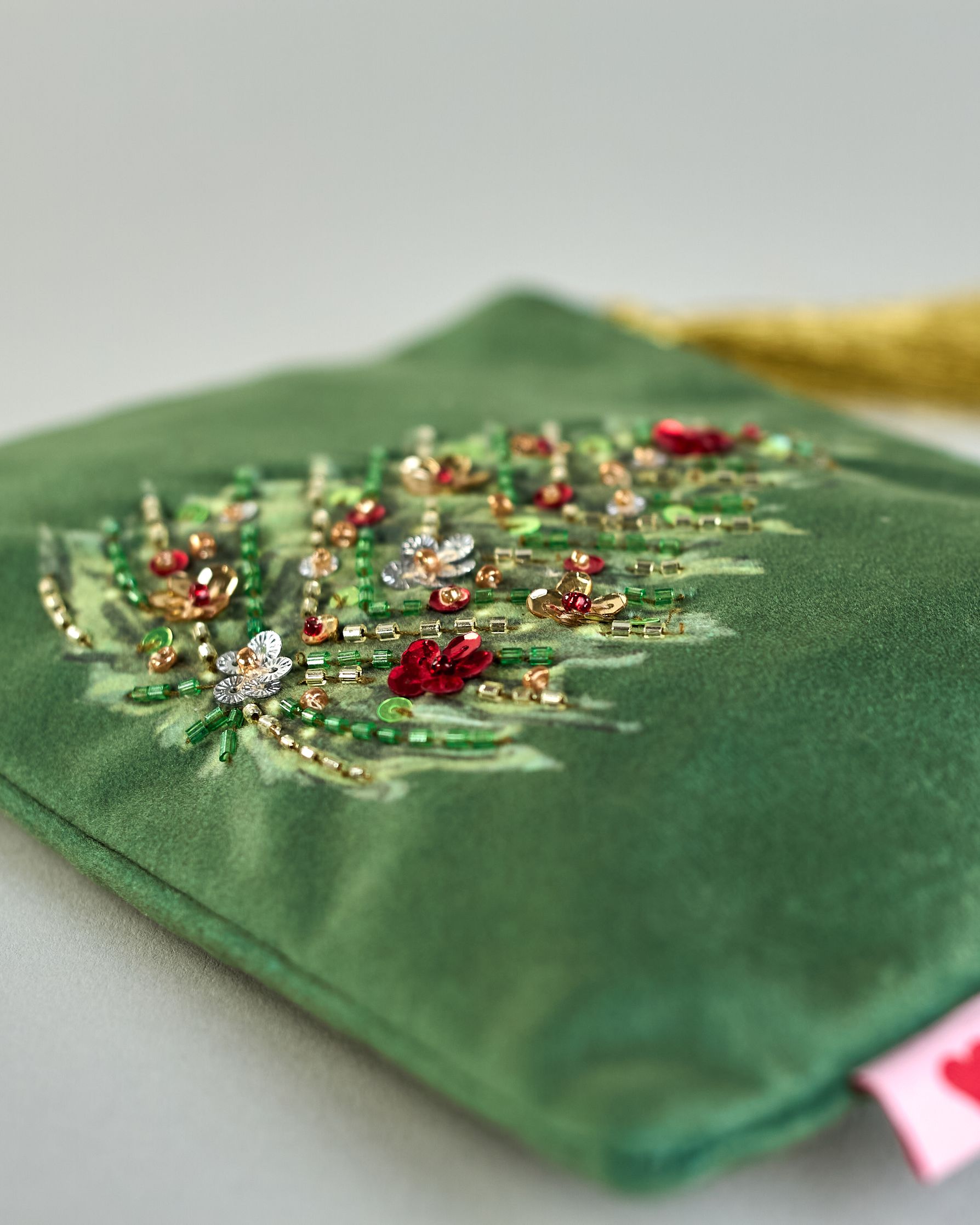 Grüne Kosmetiktasche aus Samt mit einem Christbaum der bunt geschmückt ist. Mit schönen Details aus Perlen und Pailetten und einer goldenen Quaste am Zippverschluss. #3