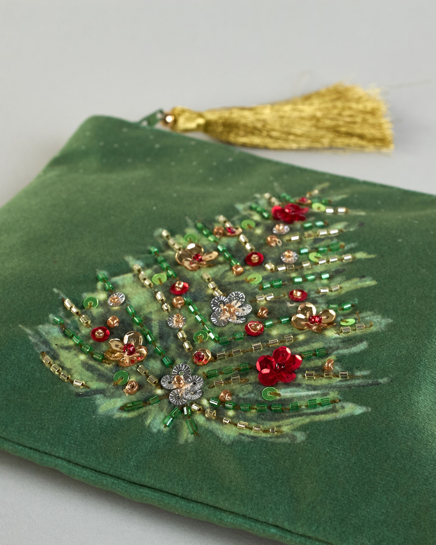 Grüne Kosmetiktasche aus Samt mit einem Christbaum der bunt geschmückt ist. Mit schönen Details aus Perlen und Pailetten und einer goldenen Quaste am Zippverschluss. #5