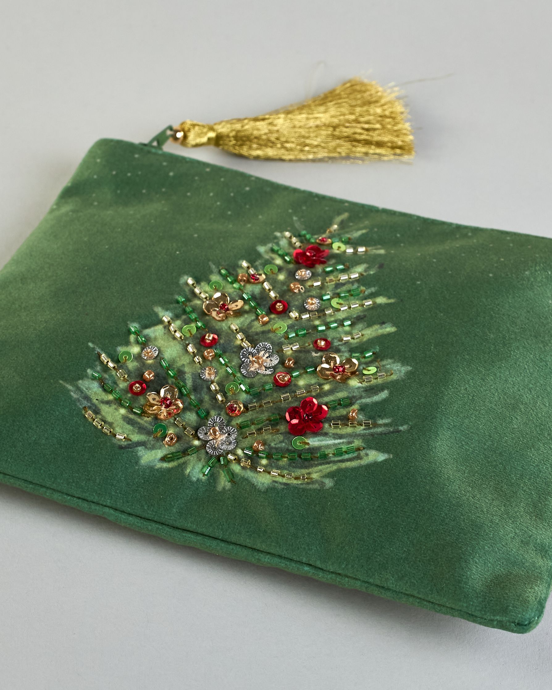 Grüne Kosmetiktasche aus Samt mit einem Christbaum der bunt geschmückt ist. Mit schönen Details aus Perlen und Pailetten und einer goldenen Quaste am Zippverschluss. #6
