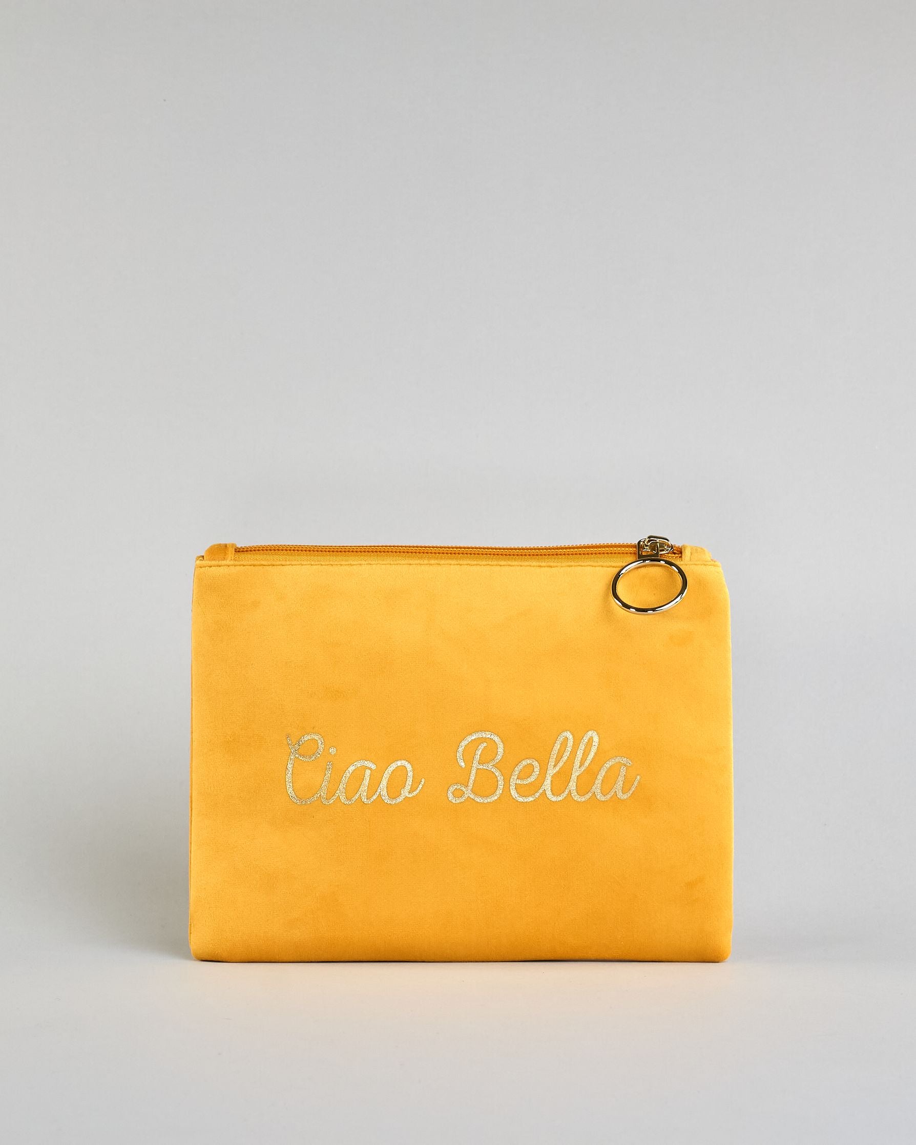 Gelbe Kosmetiktasche aus Samtstoff mit großem goldenem Aufdruck "Ciao Bella" in der Mitte. Zipp mit goldenem Metallring zum Verschließen. Futter aus Satinstoff in Kontrastfarbe. #1
