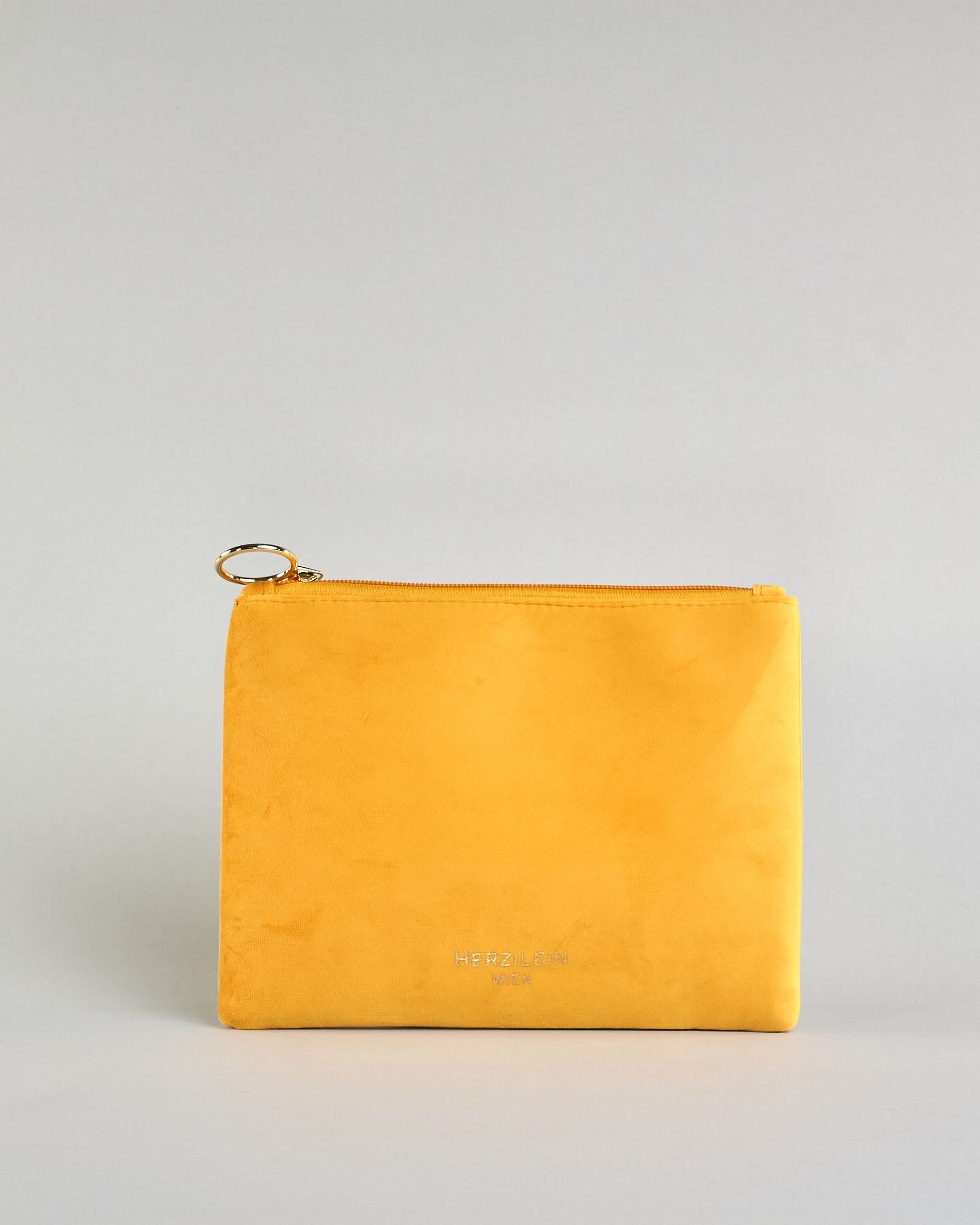 Gelbe Kosmetiktasche aus Samtstoff mit großem goldenem Aufdruck "Ciao Bella" in der Mitte. Zipp mit goldenem Metallring zum Verschließen. Futter aus Satinstoff in Kontrastfarbe. #2