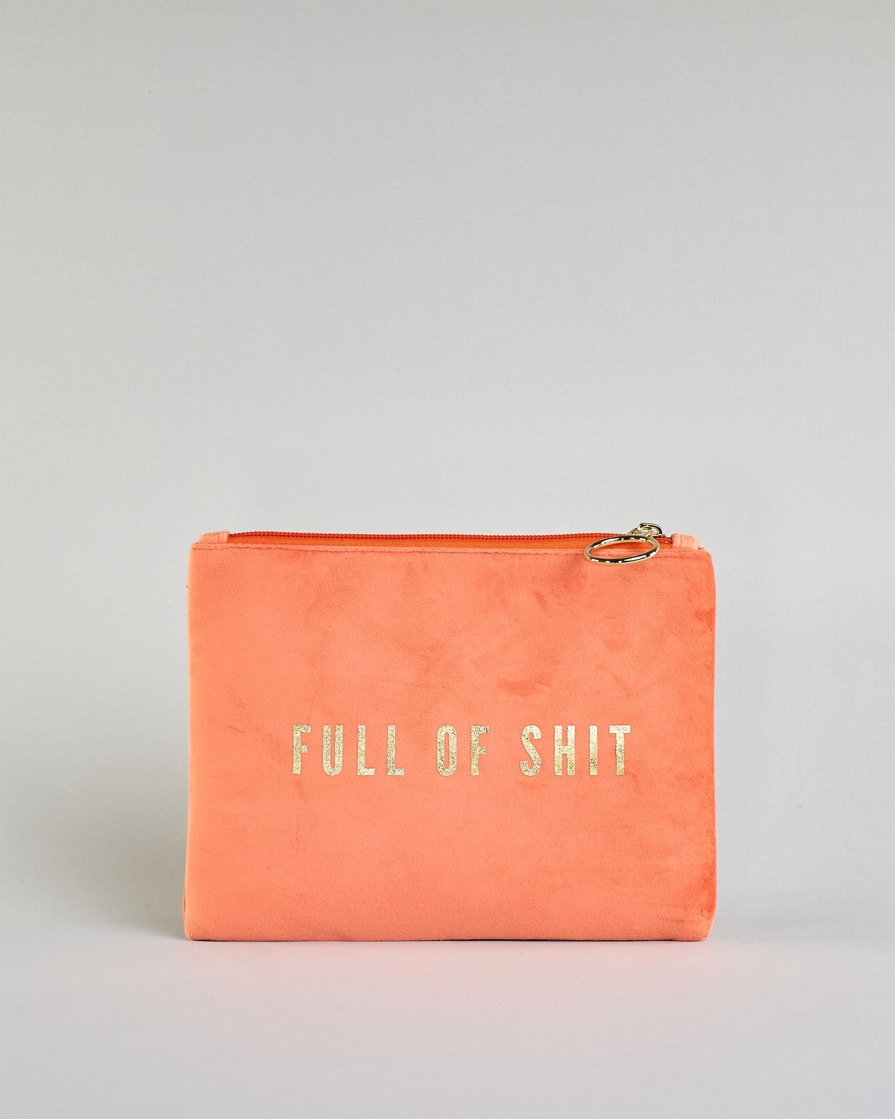 Helle orangene Kosmetiktasche aus Samtstoff mit großem goldenem Aufdruck "Full of shit" in der Mitte. Zipp mit goldenem Metallring zum Verschließen. Futter aus Satinstoff in Kontrastfarbe. #1