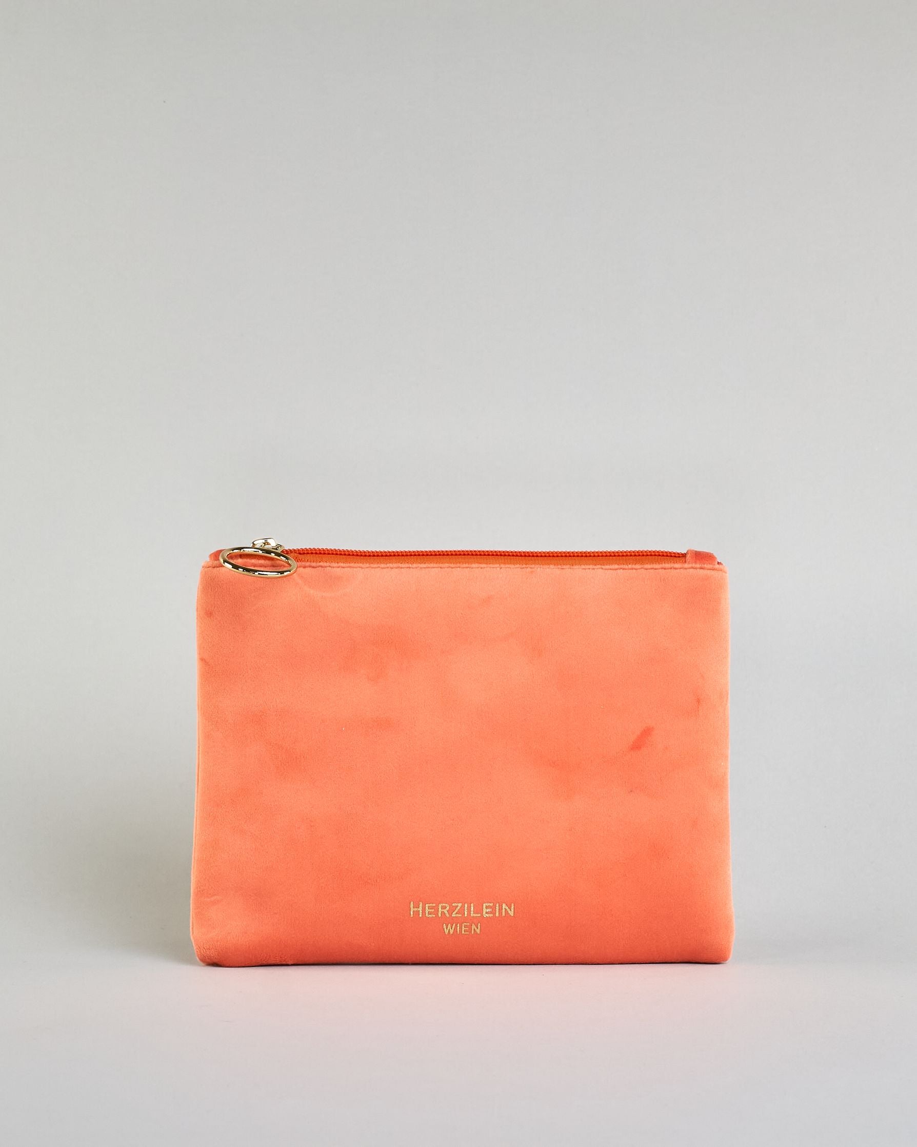 Helle orangene Kosmetiktasche aus Samtstoff mit großem goldenem Aufdruck "Full of shit" in der Mitte. Zipp mit goldenem Metallring zum Verschließen. Futter aus Satinstoff in Kontrastfarbe. #2