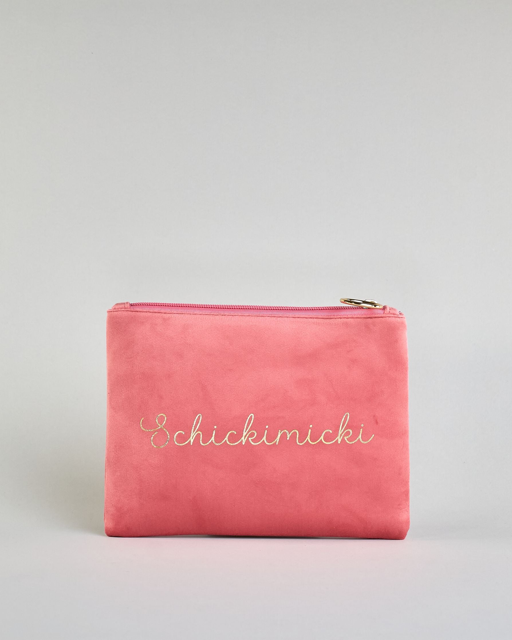 Lachsfarbene Kosmetiktasche aus Samtstoff mit großem goldenem Aufdruck "Schickimicki" in der Mitte. Zipp mit goldenem Metallring zum Verschließen. Futter aus Satinstoff in Kontrastfarbe. #1