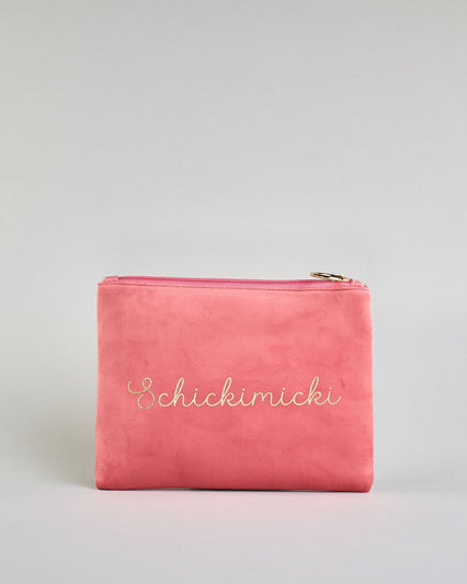 Lachsfarbene Kosmetiktasche aus Samtstoff mit großem goldenem Aufdruck "Schickimicki" in der Mitte. Zipp mit goldenem Metallring zum Verschließen. Futter aus Satinstoff in Kontrastfarbe. #1