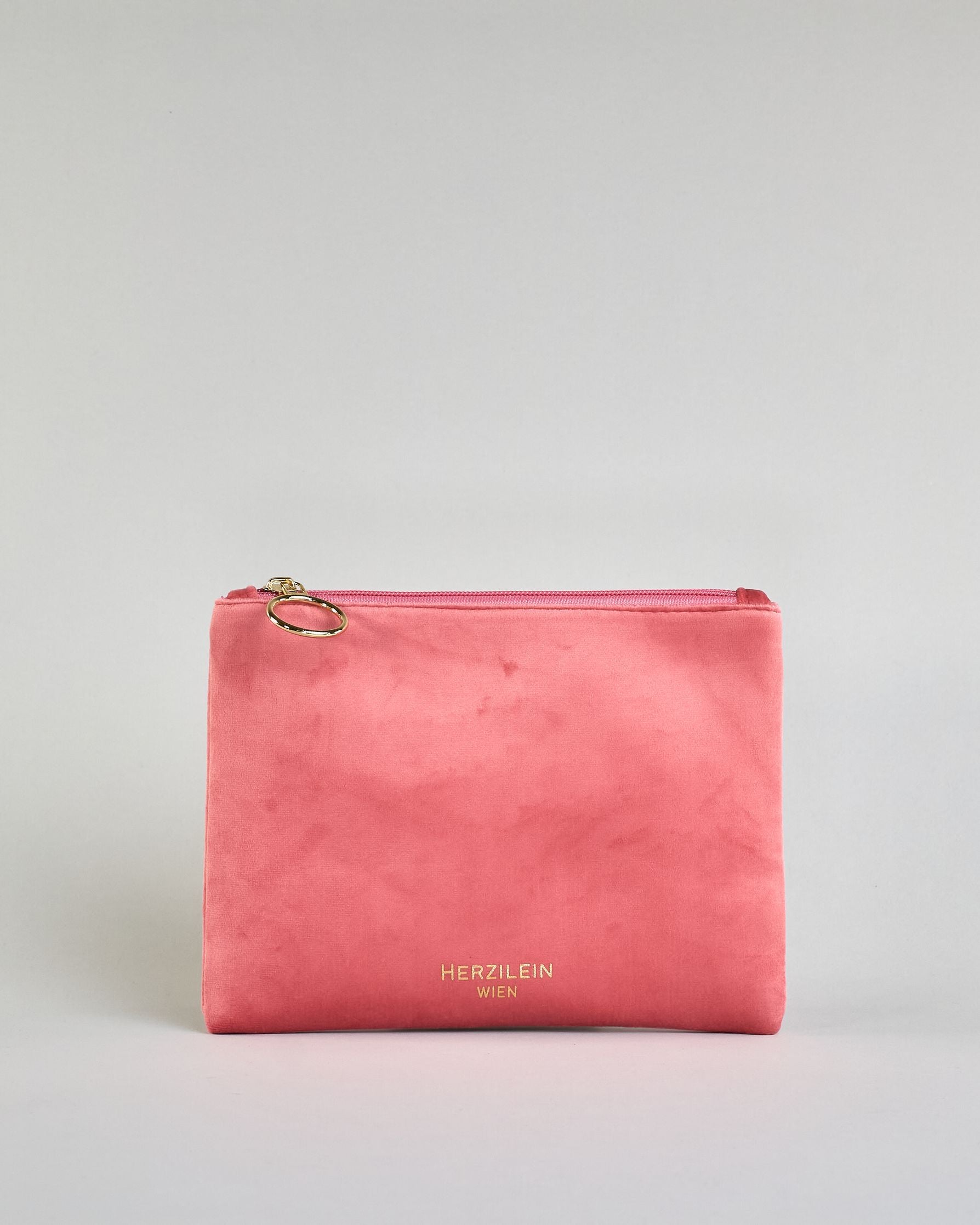 Lachsfarbene Kosmetiktasche aus Samtstoff mit großem goldenem Aufdruck "Schickimicki" in der Mitte. Zipp mit goldenem Metallring zum Verschließen. Futter aus Satinstoff in Kontrastfarbe. #2