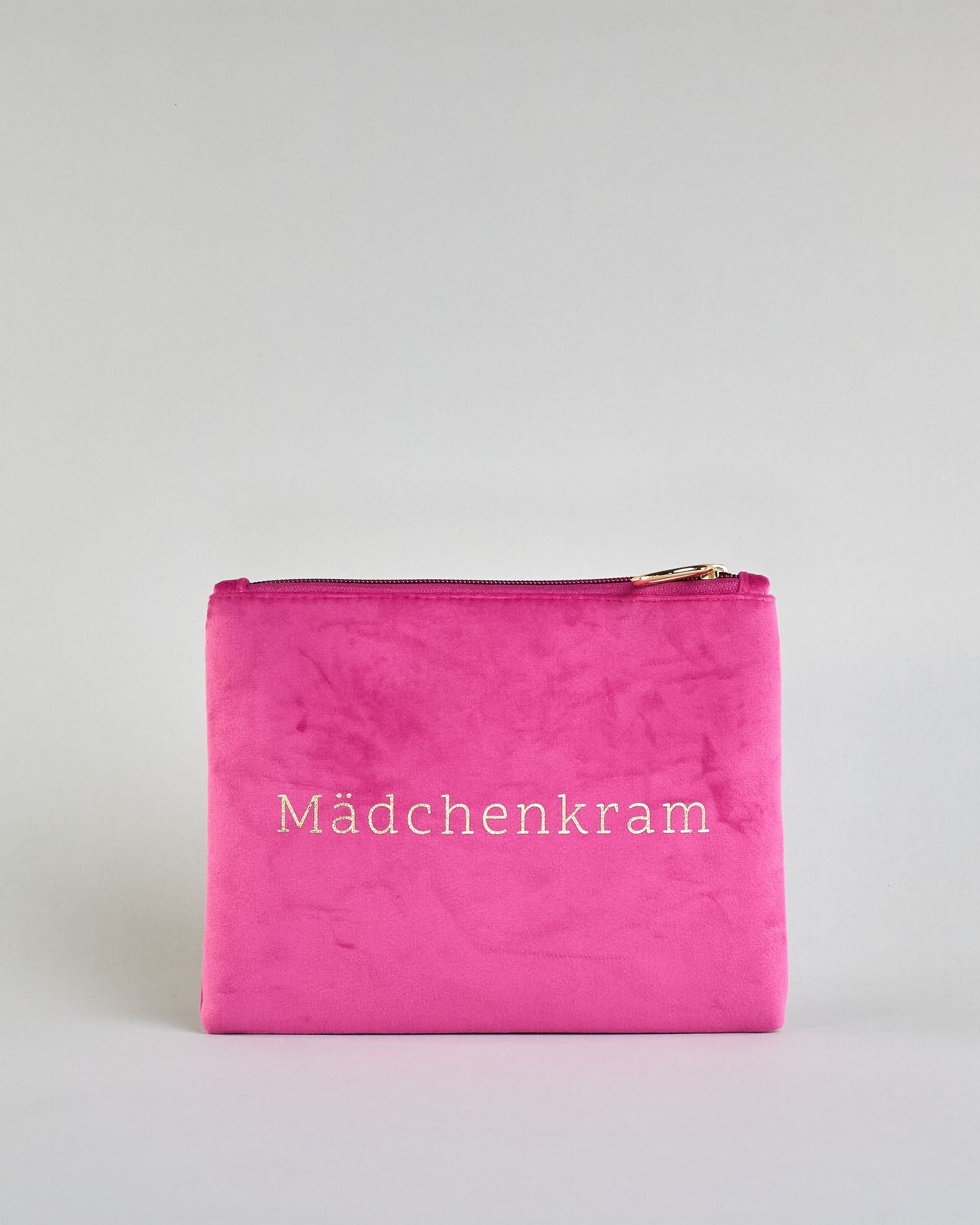 Pinke Kosmetiktasche aus Samtstoff mit großem goldenem Aufdruck "Mädchenkram" in der Mitte. Zipp mit goldenem Metallring zum Verschließen. Futter aus Satinstoff in Kontrastfarbe. #1