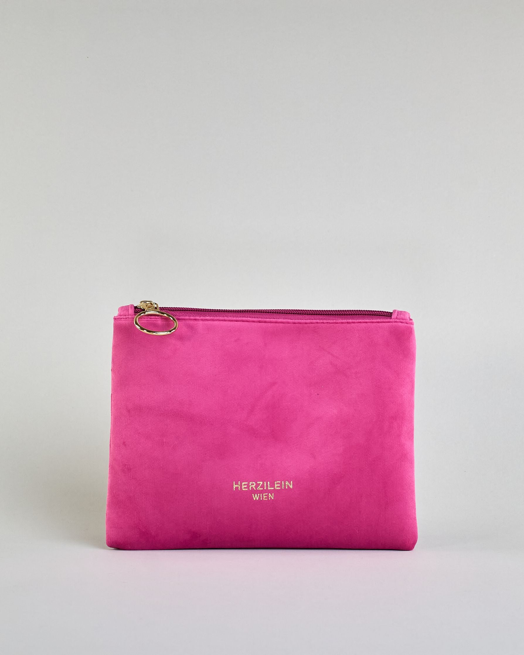 Pinke Kosmetiktasche aus Samtstoff mit großem goldenem Aufdruck "Mädchenkram" in der Mitte. Zipp mit goldenem Metallring zum Verschließen. Futter aus Satinstoff in Kontrastfarbe. #2