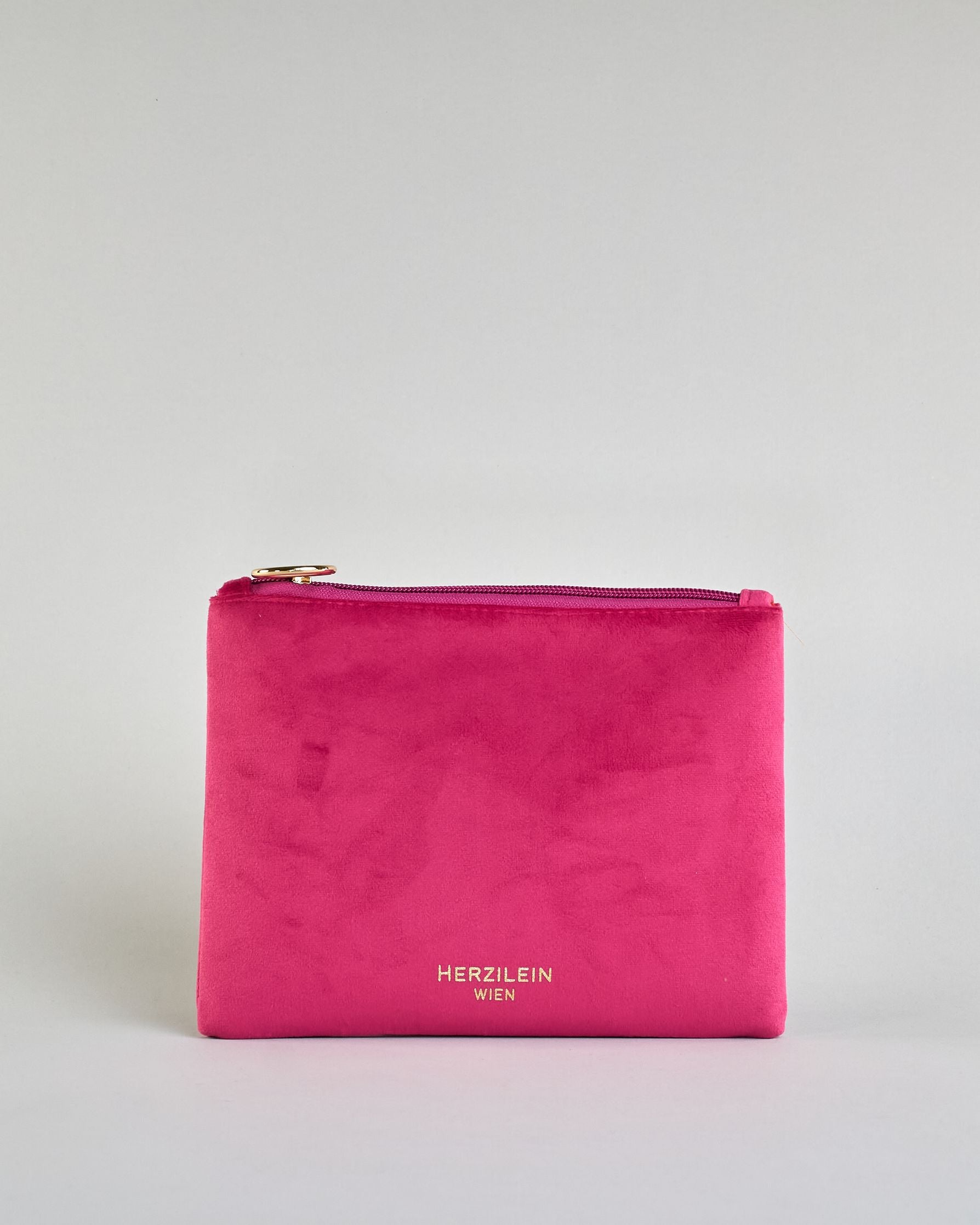 Pinke Kosmetiktasche aus Samtstoff mit großem goldenem Aufdruck "Dancing Queen" in der Mitte. Zipp mit goldenem Metallring zum Verschließen. Futter aus Satinstoff in Kontrastfarbe. #2