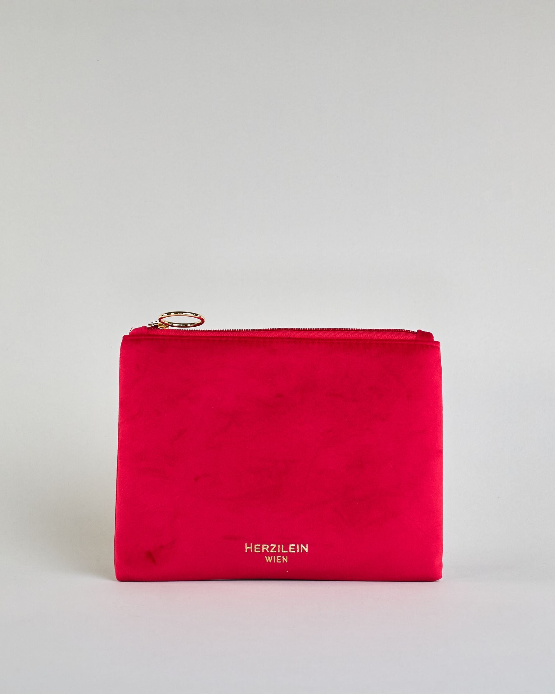 Rote Kosmetiktasche aus Samtstoff mit großem goldenem Aufdruck von fünf Herzensymbolen in der Mitte. Zipp mit goldenem Metallring zum Verschließen. Futter aus Satinstoff in Kontrastfarbe. #2