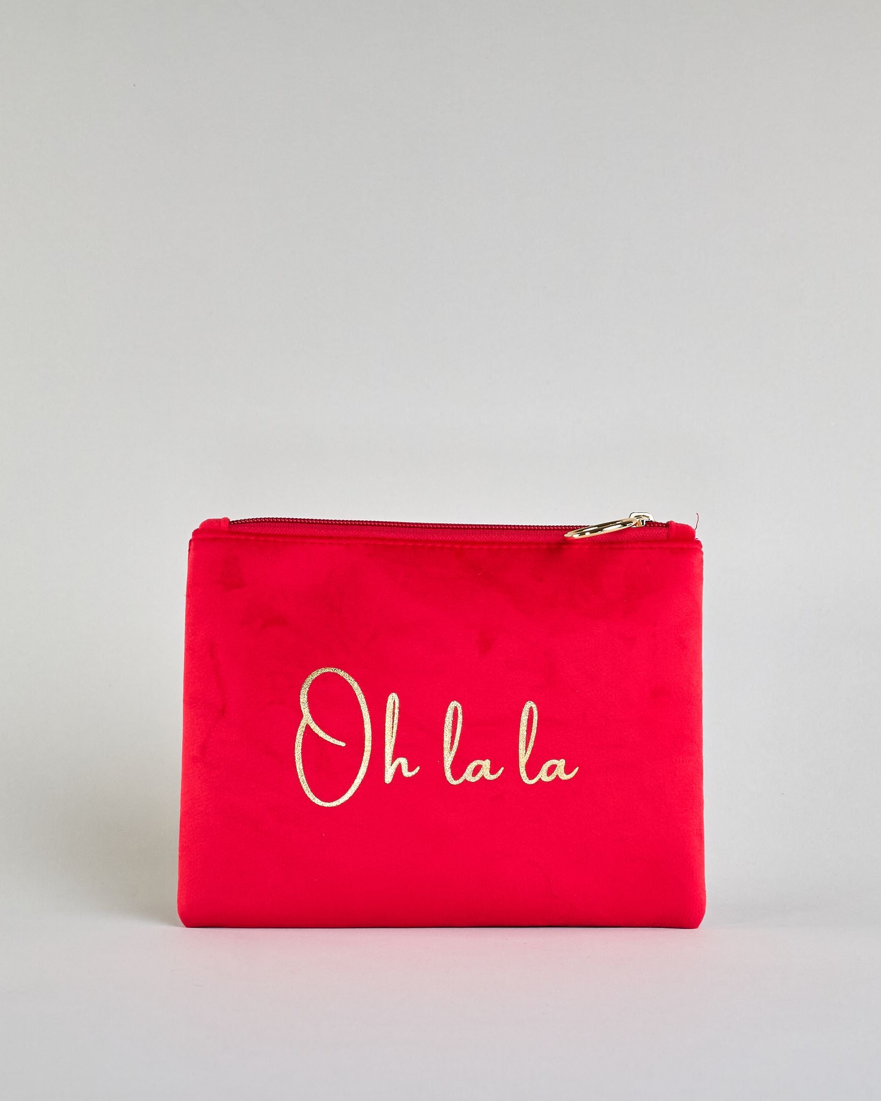 Rote Kosmetiktasche aus Samtstoff mit großem goldenem Aufdruck "Oh la la" in der Mitte. Zipp mit goldenem Metallring zum Verschließen. Futter aus Satinstoff in Kontrastfarbe. #1