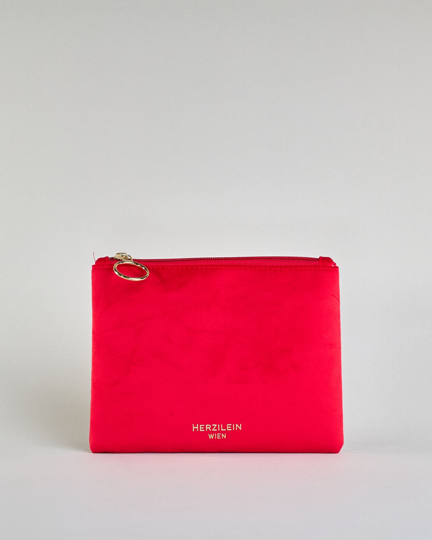 Rote Kosmetiktasche aus Samtstoff mit großem goldenem Aufdruck "Oh la la" in der Mitte. Zipp mit goldenem Metallring zum Verschließen. Futter aus Satinstoff in Kontrastfarbe. #2