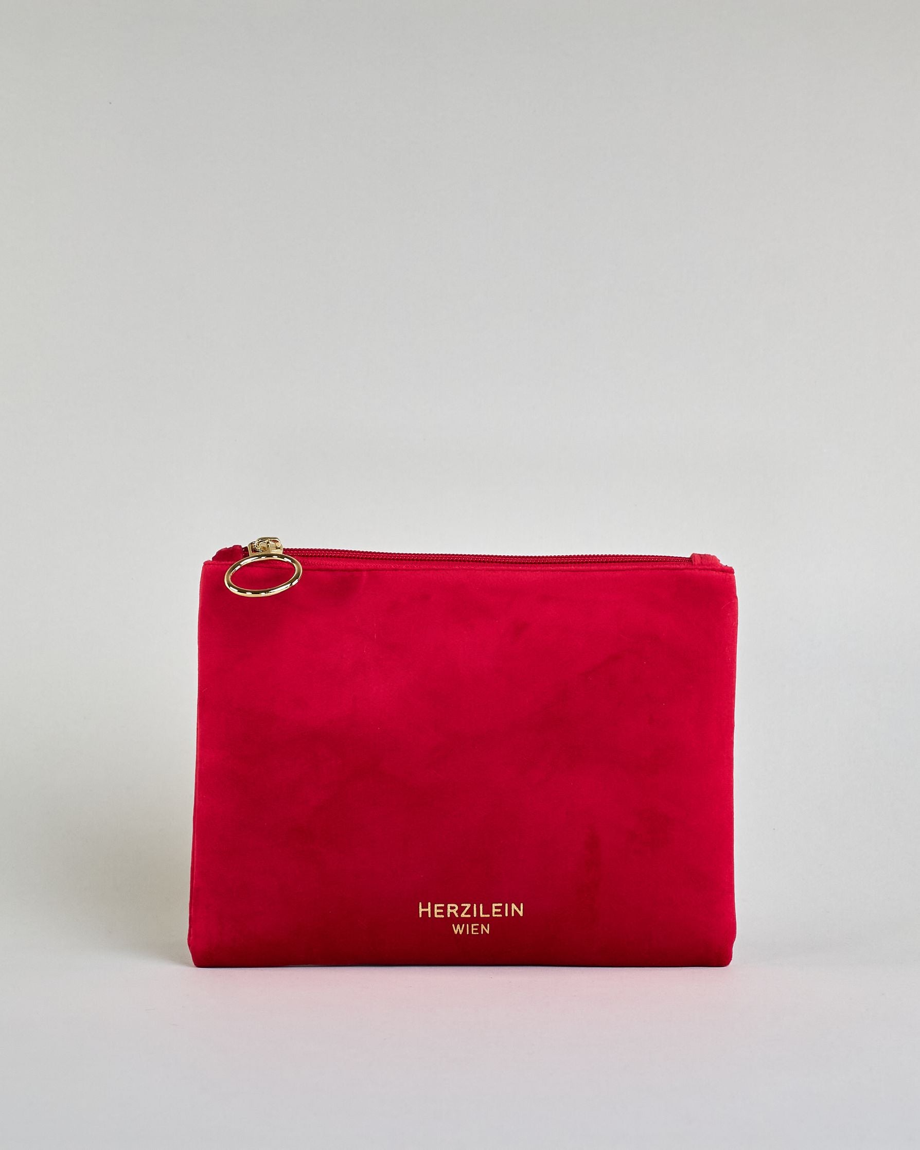 Rote Kosmetiktasche aus Samtstoff mit großem goldenem Aufdruck "In my best era" in der Mitte. Zipp mit goldenem Metallring zum Verschließen. Futter aus Satinstoff in Kontrastfarbe. #2