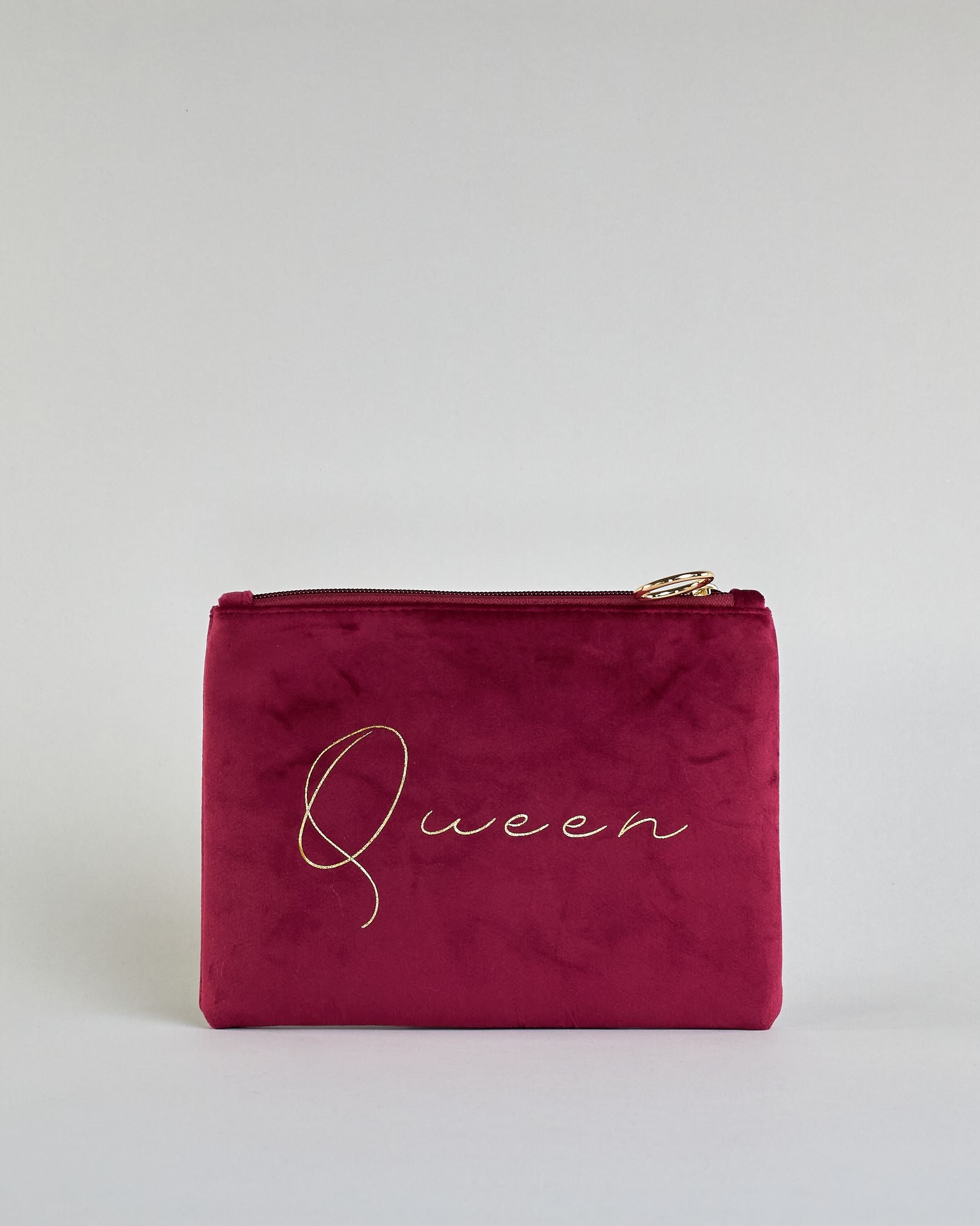 Dunkelrote Kosmetiktasche aus Samtstoff mit großem goldenem Aufdruck "Queen" in der Mitte. Zipp mit goldenem Metallring zum Verschließen. Futter aus Satinstoff in Kontrastfarbe. #1