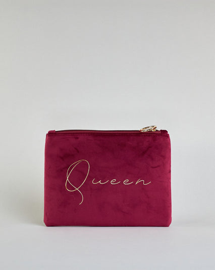 Dunkelrote Kosmetiktasche aus Samtstoff mit großem goldenem Aufdruck "Queen" in der Mitte. Zipp mit goldenem Metallring zum Verschließen. Futter aus Satinstoff in Kontrastfarbe. #1