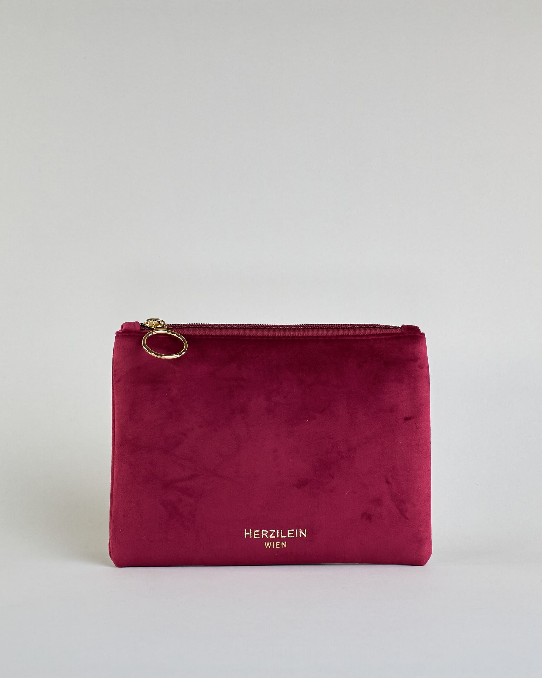 Dunkelrote Kosmetiktasche aus Samtstoff mit großem goldenem Aufdruck "Queen" in der Mitte. Zipp mit goldenem Metallring zum Verschließen. Futter aus Satinstoff in Kontrastfarbe. #2