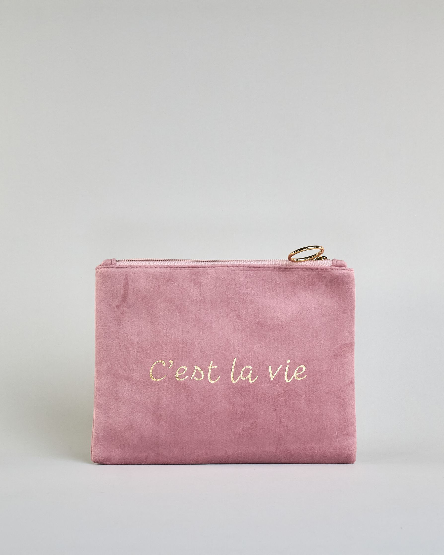 Altrosa Kosmetiktasche aus Samtstoff mit großem goldenem Aufdruck "C'est la vie" in der Mitte. Zipp mit goldenem Metallring zum Verschließen. Futter aus Satinstoff in Kontrastfarbe. #1