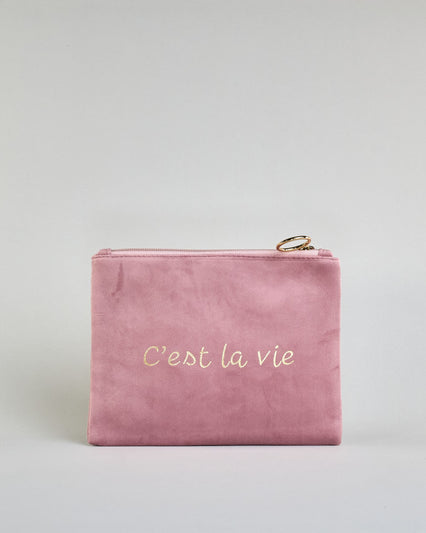 Altrosa Kosmetiktasche aus Samtstoff mit großem goldenem Aufdruck "C'est la vie" in der Mitte. Zipp mit goldenem Metallring zum Verschließen. Futter aus Satinstoff in Kontrastfarbe. #1