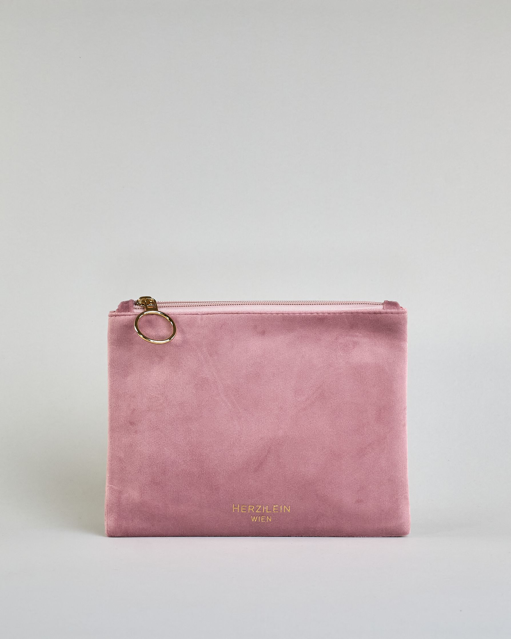 Altrosa Kosmetiktasche aus Samtstoff mit großem goldenem Aufdruck "C'est la vie" in der Mitte. Zipp mit goldenem Metallring zum Verschließen. Futter aus Satinstoff in Kontrastfarbe. #2