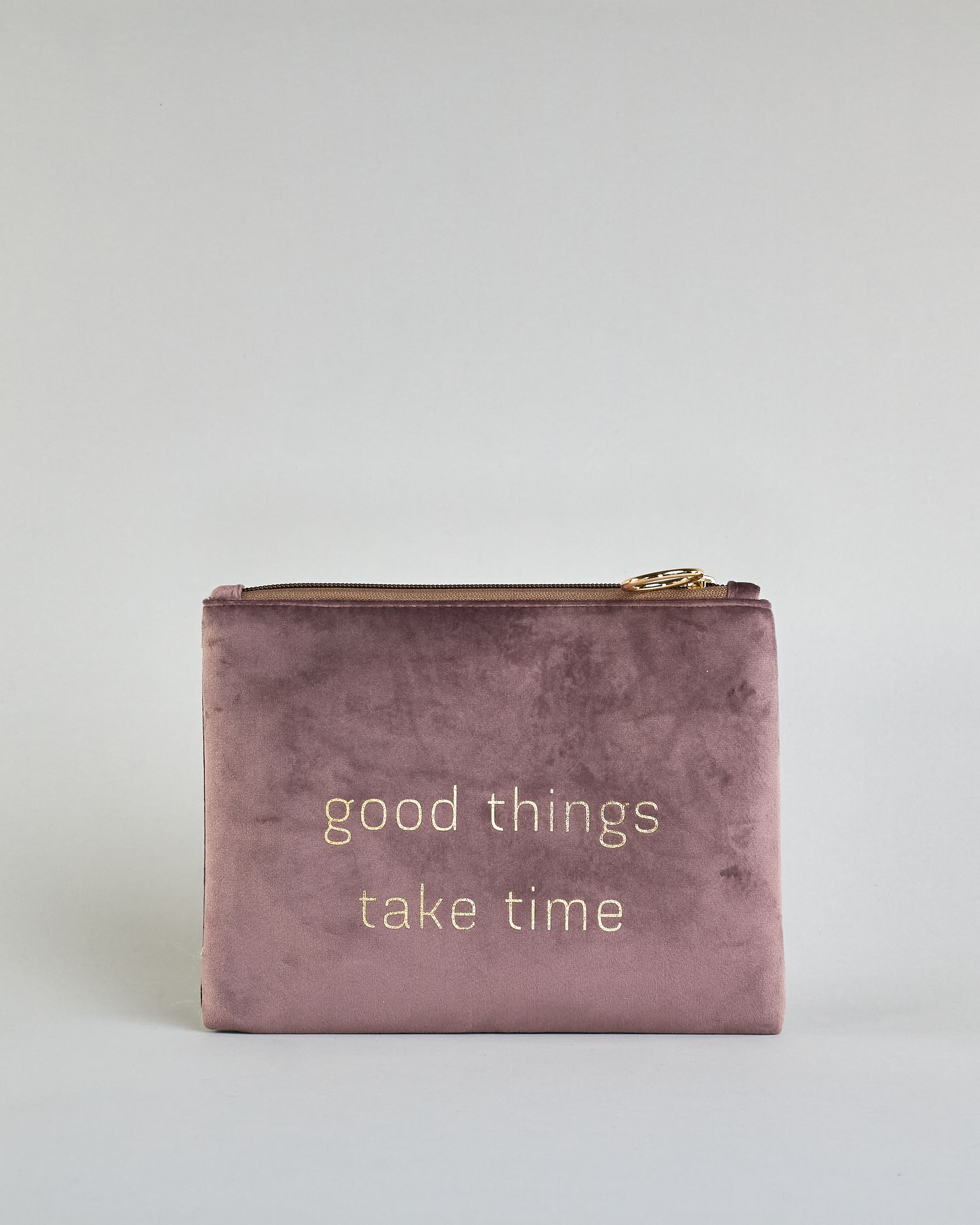 Blass lila Kosmetiktasche aus Samtstoff mit großem goldenem Aufdruck "Good things take time" in der Mitte. Zipp mit goldenem Metallring zum Verschließen. Futter aus Satinstoff in Kontrastfarbe. #1