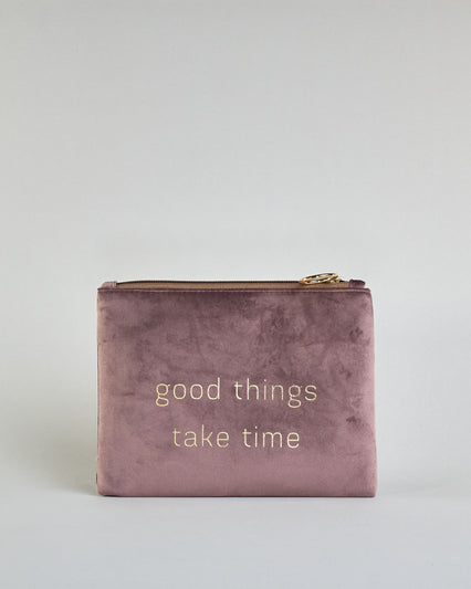Blass lila Kosmetiktasche aus Samtstoff mit großem goldenem Aufdruck "Good things take time" in der Mitte. Zipp mit goldenem Metallring zum Verschließen. Futter aus Satinstoff in Kontrastfarbe. #1