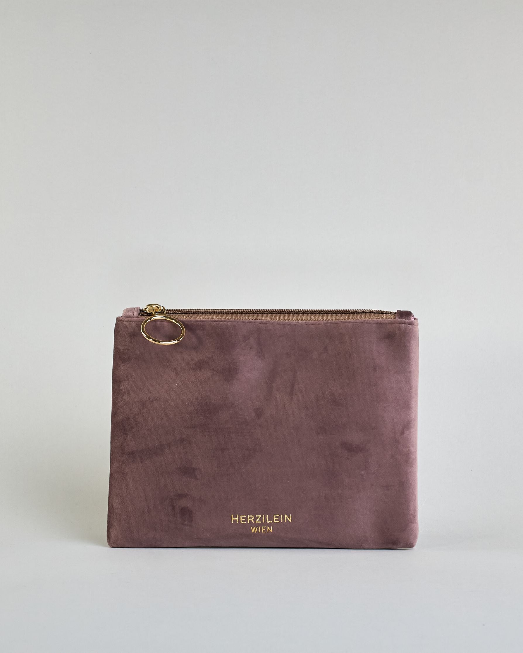 Blass lila Kosmetiktasche aus Samtstoff mit großem goldenem Aufdruck "Good things take time" in der Mitte. Zipp mit goldenem Metallring zum Verschließen. Futter aus Satinstoff in Kontrastfarbe. #2