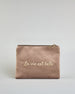 Beige Kosmetiktasche aus Samtstoff mit großem goldenem Aufdruck "La vie est belle" in der Mitte. Zipp mit goldenem Metallring zum Verschließen. Futter aus Satinstoff in Kontrastfarbe. #1
