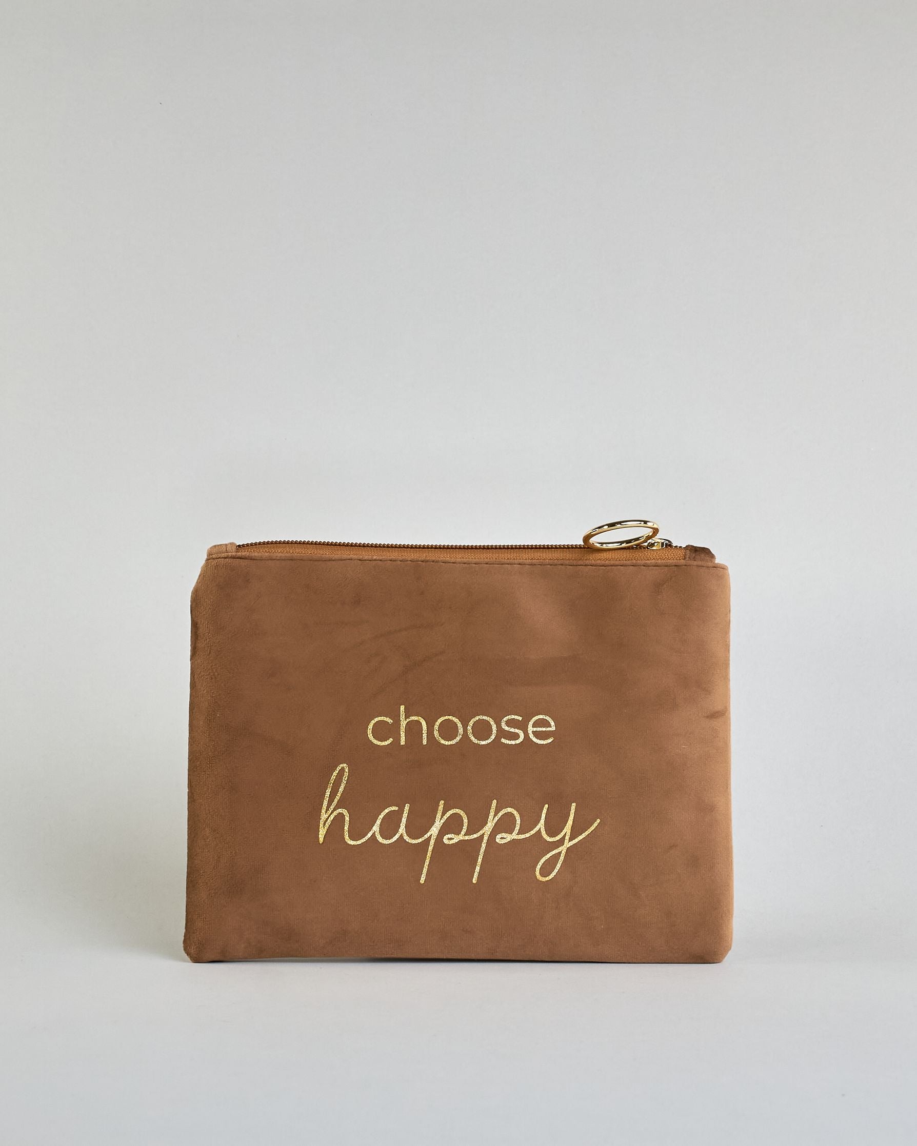 Braune Kosmetiktasche aus Samtstoff mit großem goldenem Aufdruck "Choose happy" in der Mitte. Zipp mit goldenem Metallring zum Verschließen. Futter aus Satinstoff in Kontrastfarbe. #1