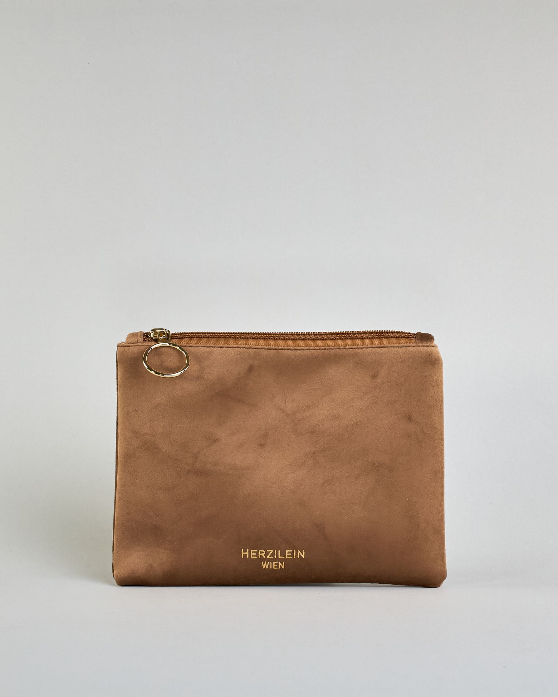 Braune Kosmetiktasche aus Samtstoff mit großem goldenem Aufdruck "Choose happy" in der Mitte. Zipp mit goldenem Metallring zum Verschließen. Futter aus Satinstoff in Kontrastfarbe. #2