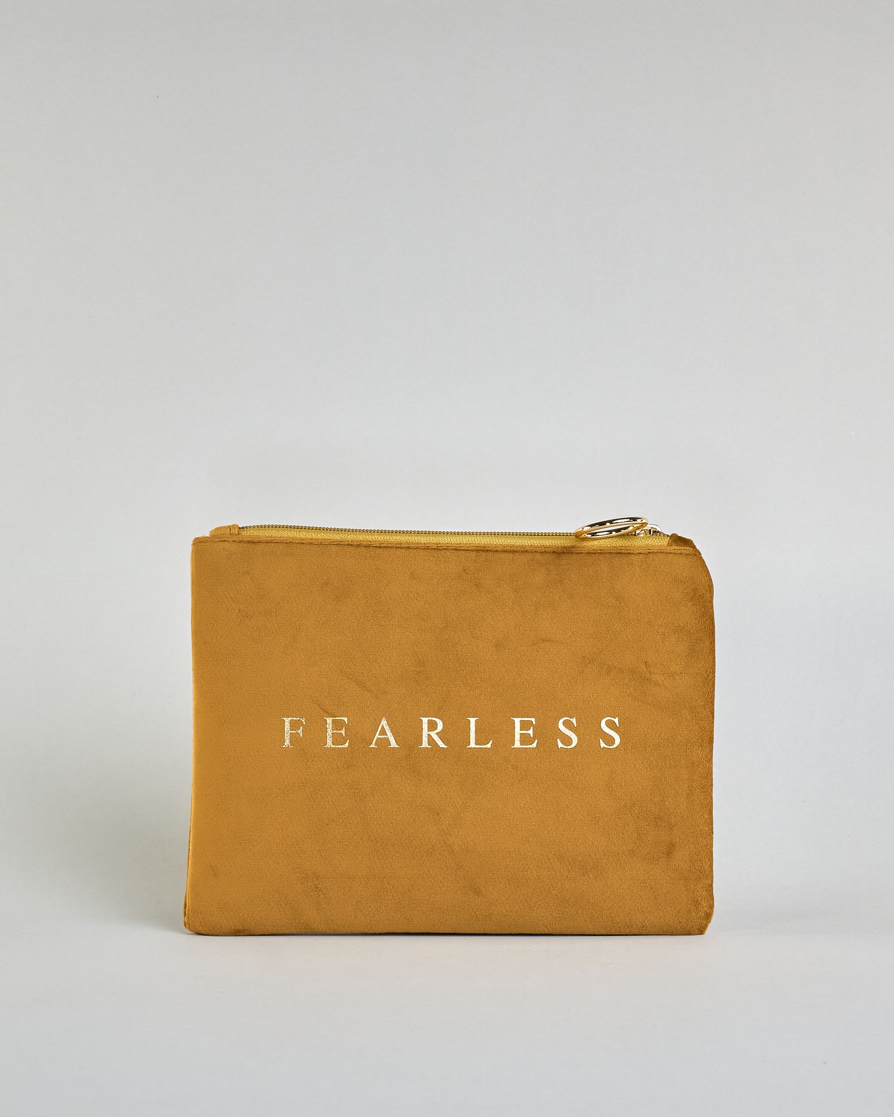 Goldene Kosmetiktasche aus Samtstoff mit großem goldenem Aufdruck "Fearless" in der Mitte. Zipp mit goldenem Metallring zum Verschließen. Futter aus Satinstoff in Kontrastfarbe. #1