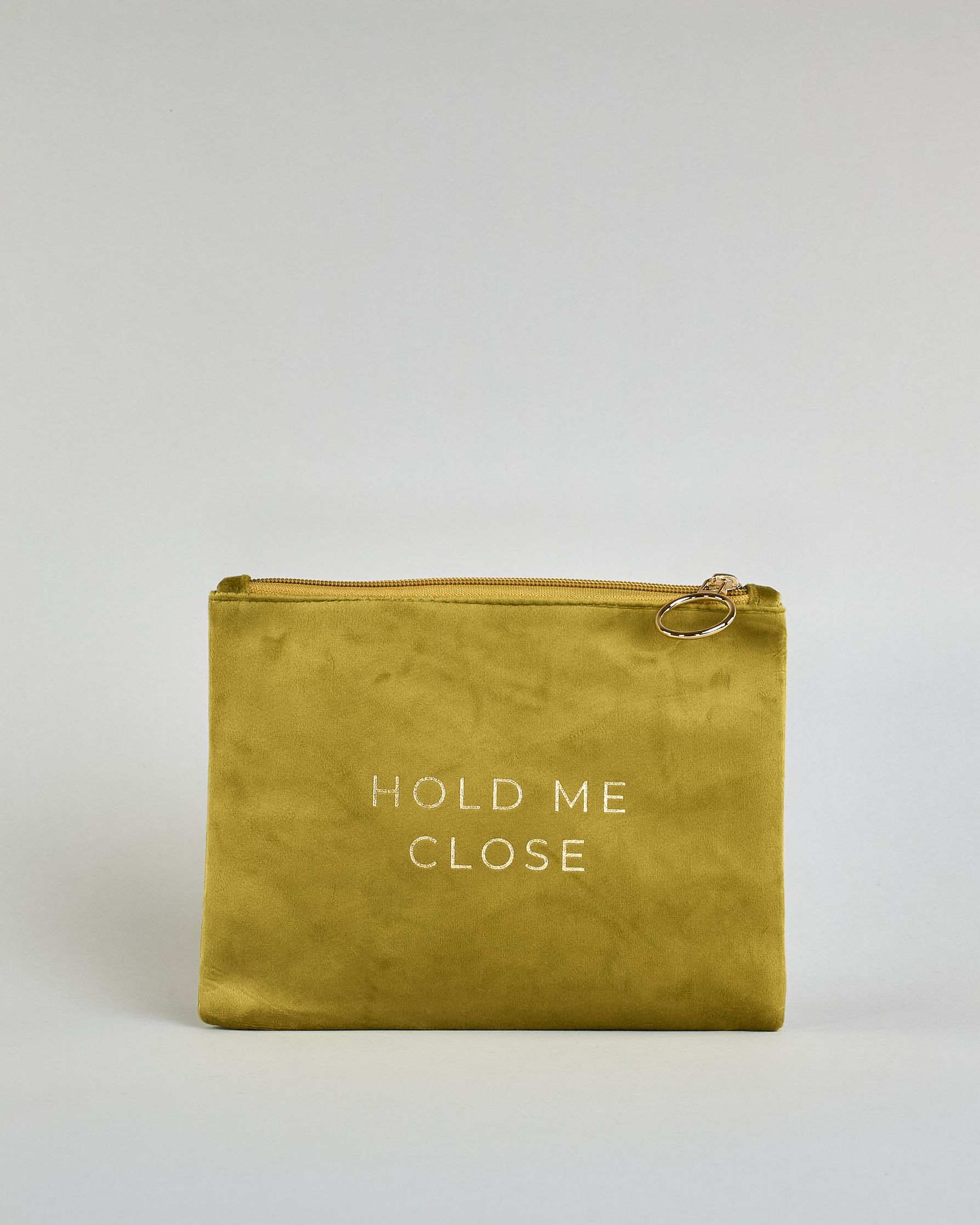 Grüne Kosmetiktasche aus Samtstoff mit großem goldenem Aufdruck "Hold me close" in der Mitte. Zipp mit goldenem Metallring zum Verschließen. Futter aus Satinstoff in Kontrastfarbe. #1