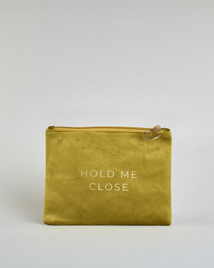 Grüne Kosmetiktasche aus Samtstoff mit großem goldenem Aufdruck "Hold me close" in der Mitte. Zipp mit goldenem Metallring zum Verschließen. Futter aus Satinstoff in Kontrastfarbe. #1