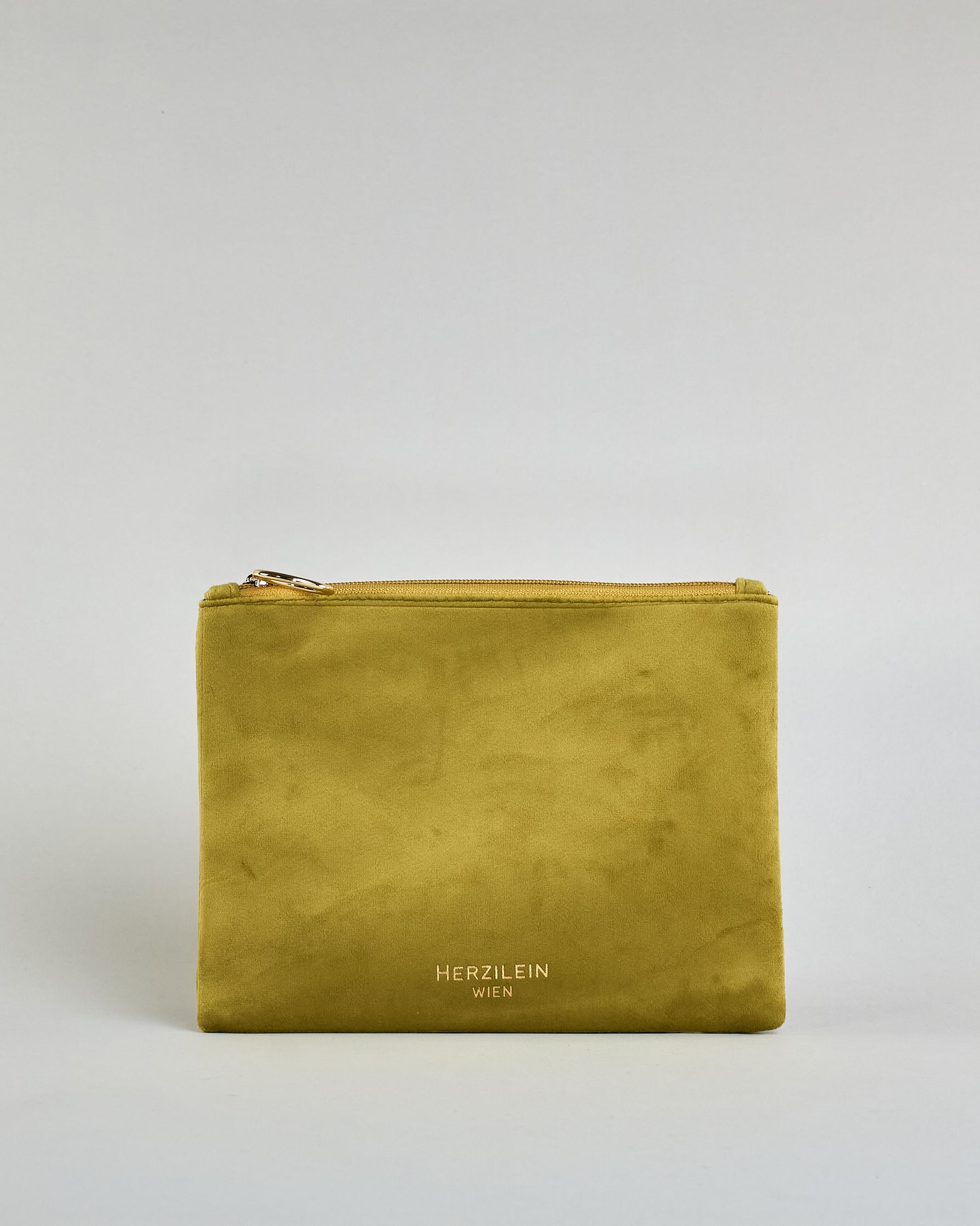 Grüne Kosmetiktasche aus Samtstoff mit großem goldenem Aufdruck "Hold me close" in der Mitte. Zipp mit goldenem Metallring zum Verschließen. Futter aus Satinstoff in Kontrastfarbe. #2