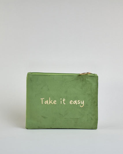 Grasgrüne Kosmetiktasche aus Samtstoff mit großem goldenem Aufdruck "Take it easy" in der Mitte. Zipp mit goldenem Metallring zum Verschließen. Futter aus Satinstoff in Kontrastfarbe. #1