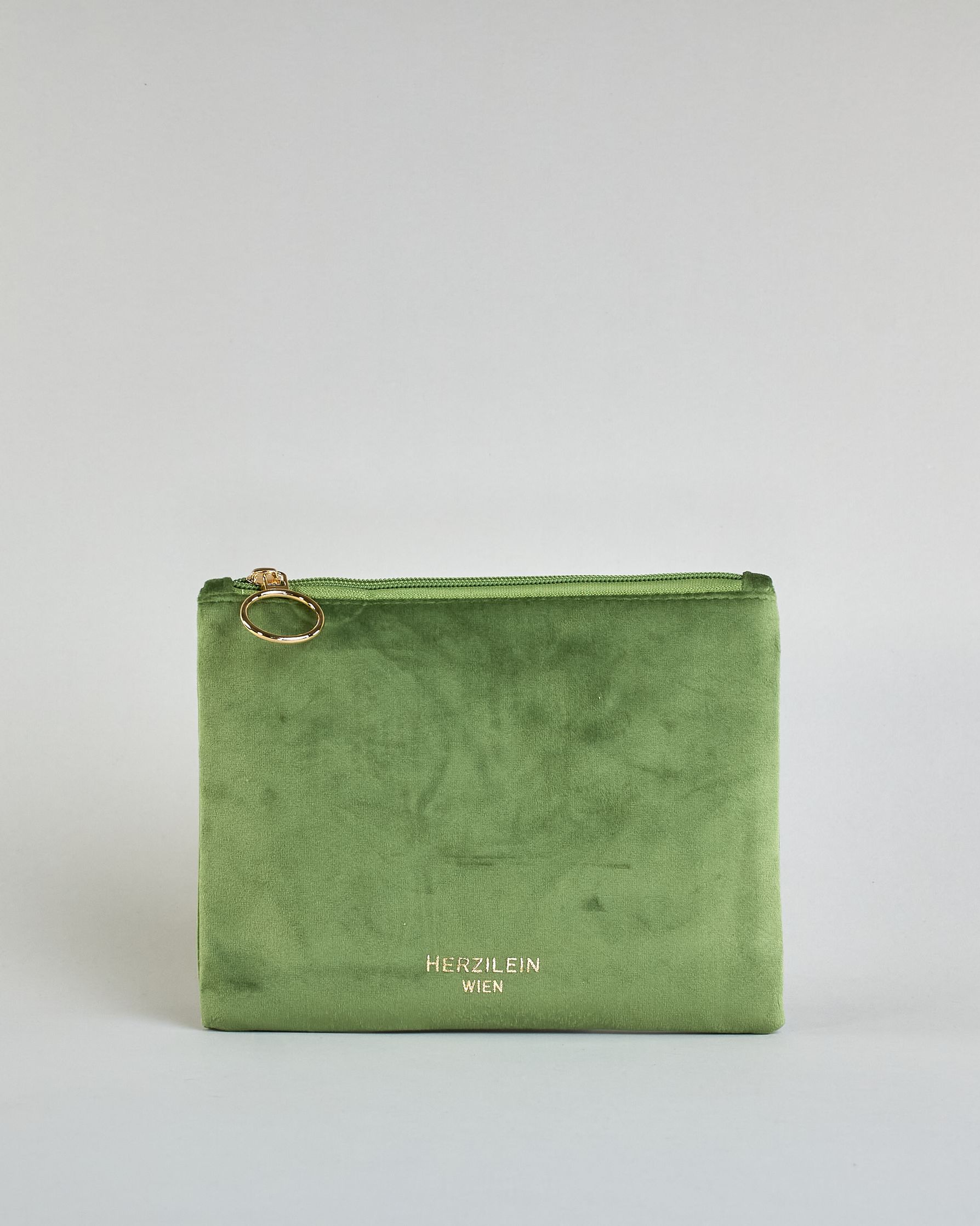 Grasgrüne Kosmetiktasche aus Samtstoff mit großem goldenem Aufdruck "Take it easy" in der Mitte. Zipp mit goldenem Metallring zum Verschließen. Futter aus Satinstoff in Kontrastfarbe. #2