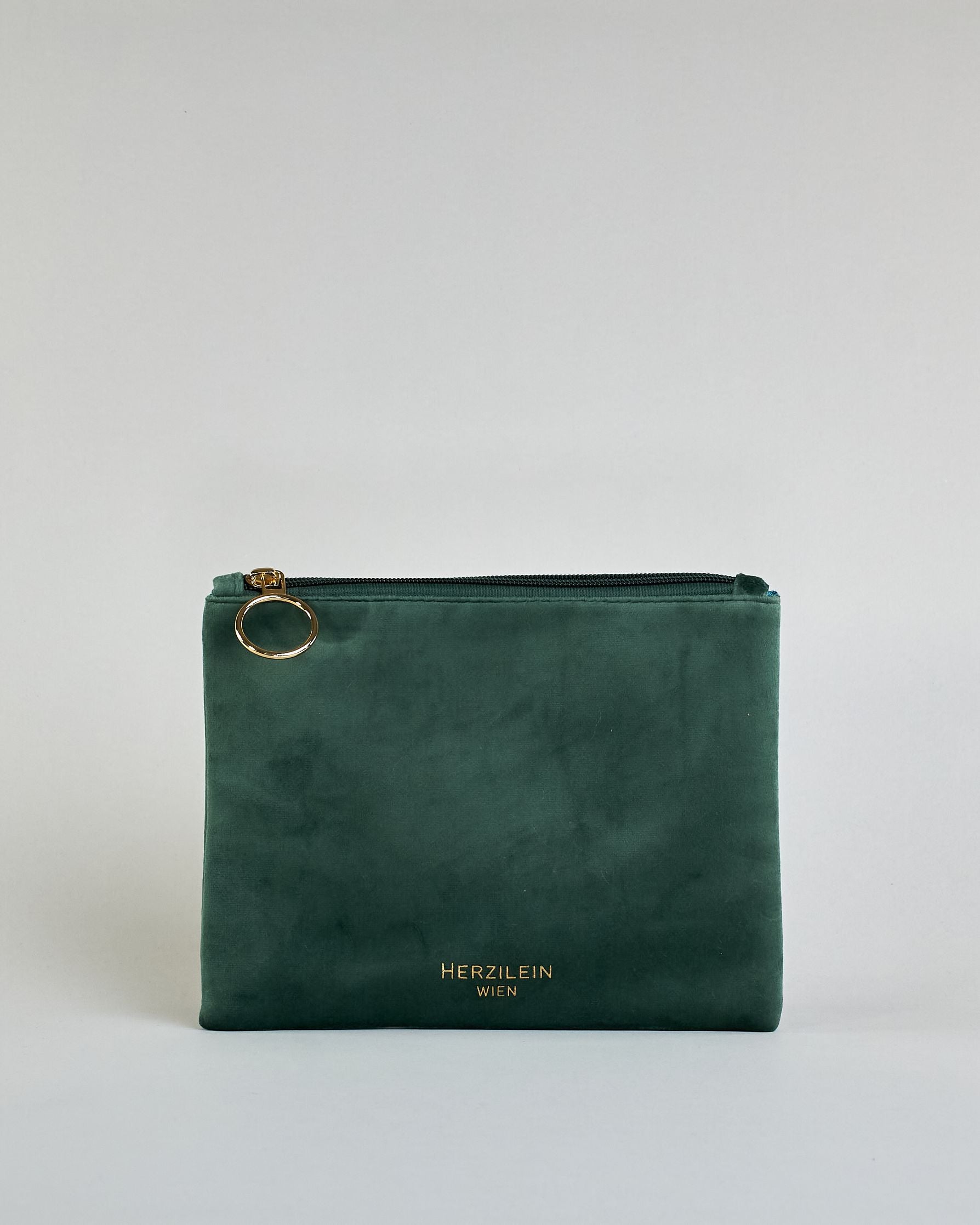 Dunkelgrüne  Kosmetiktasche aus Samtstoff mit großem goldenem Aufdruck "Smile" in der Mitte. Zipp mit goldenem Metallring zum Verschließen. Futter aus Satinstoff in Kontrastfarbe. #2