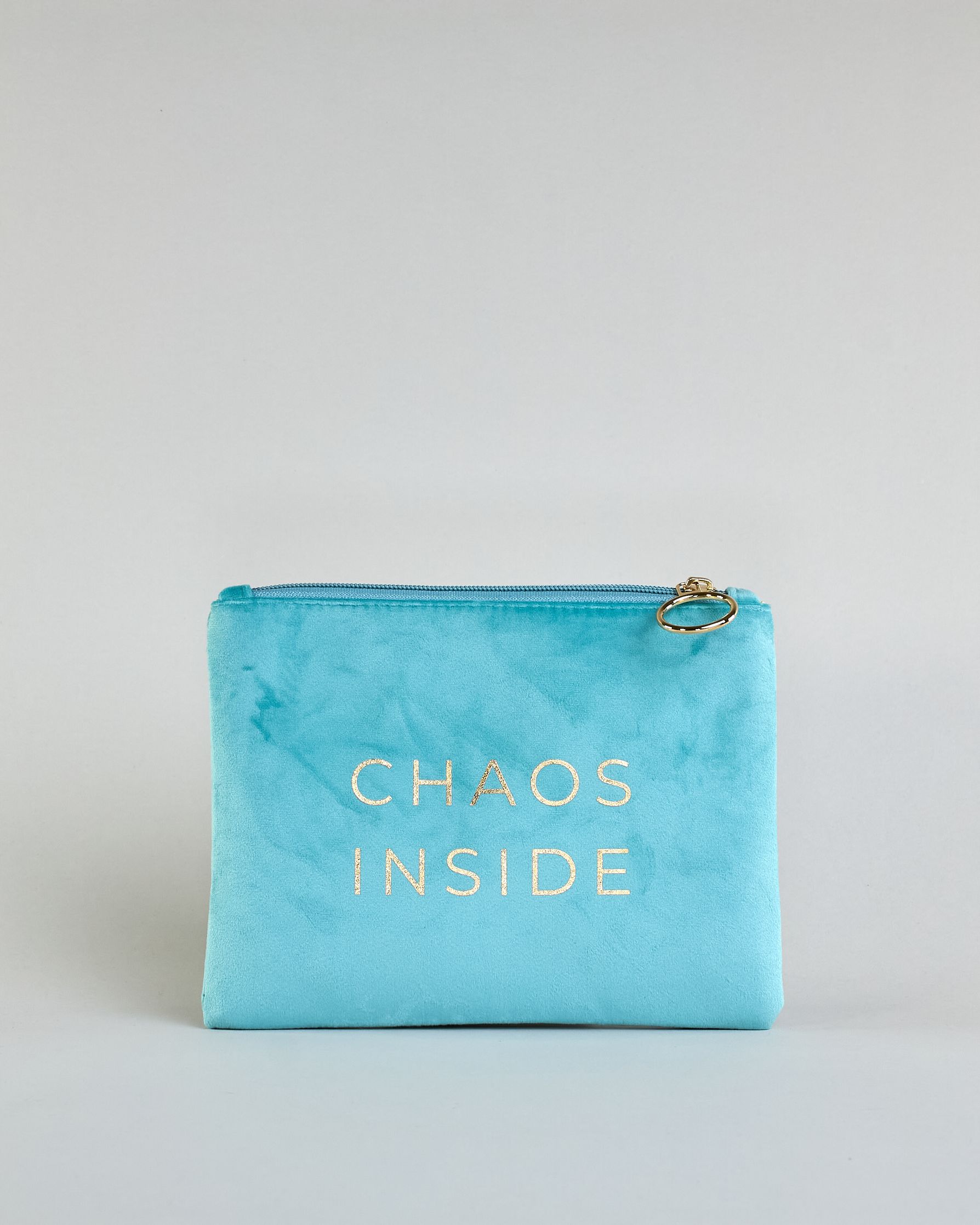 Türkise Kosmetiktasche aus Samtstoff mit großem goldenem Aufdruck "Chaos inside" in der Mitte. Zipp mit goldenem Metallring zum Verschließen. Futter aus Satinstoff in Kontrastfarbe. #1