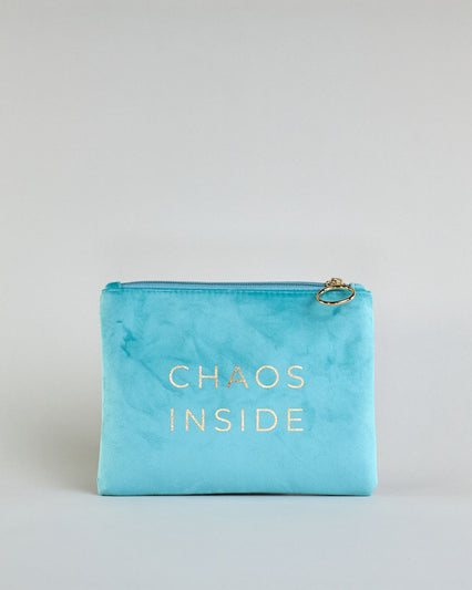 Türkise Kosmetiktasche aus Samtstoff mit großem goldenem Aufdruck "Chaos inside" in der Mitte. Zipp mit goldenem Metallring zum Verschließen. Futter aus Satinstoff in Kontrastfarbe. #1