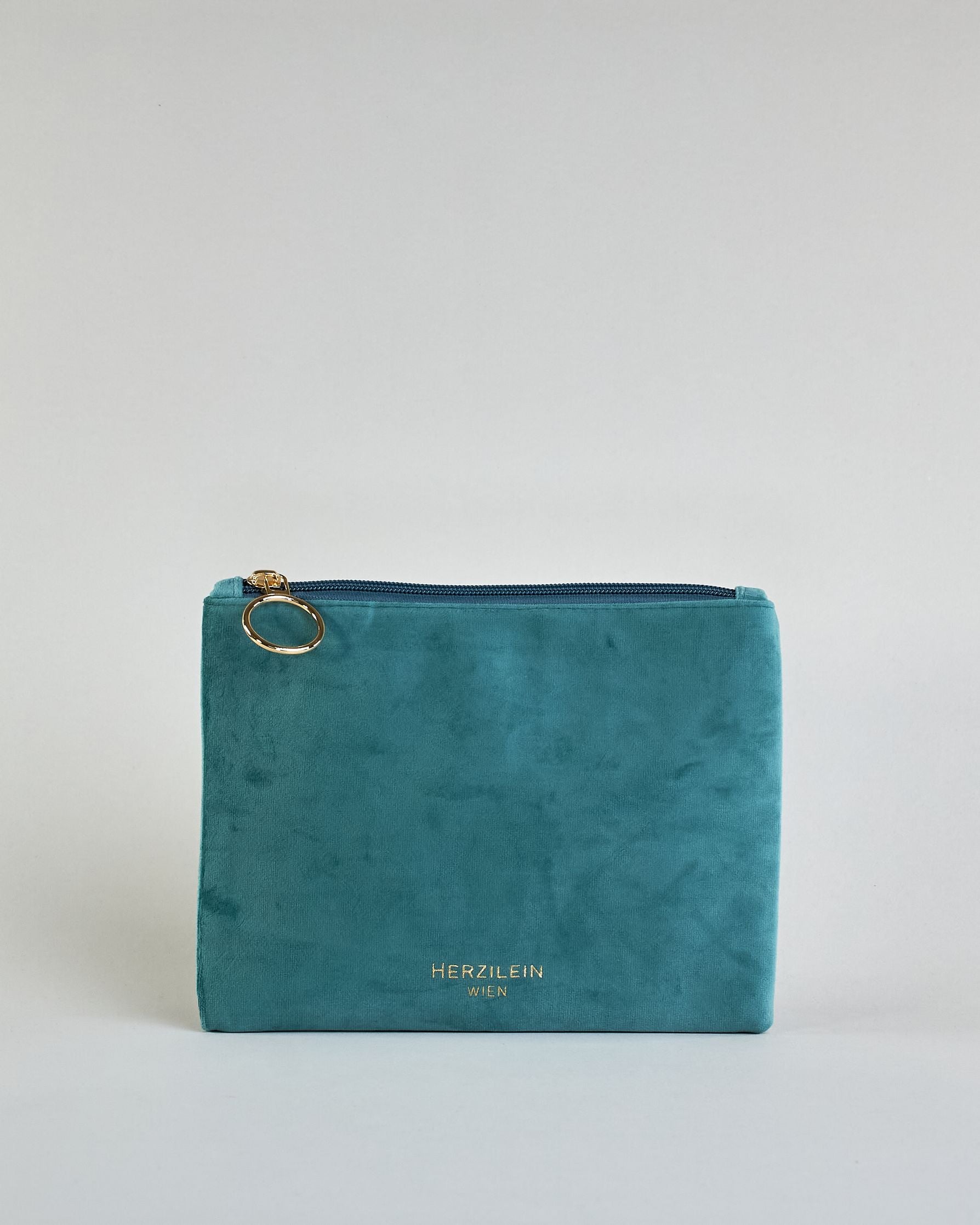 Petrolfarbene Kosmetiktasche aus Samtstoff mit großem goldenem Aufdruck "Hab & Gut" in der Mitte. Zipp mit goldenem Metallring zum Verschließen. Futter aus Satinstoff in Kontrastfarbe. #2