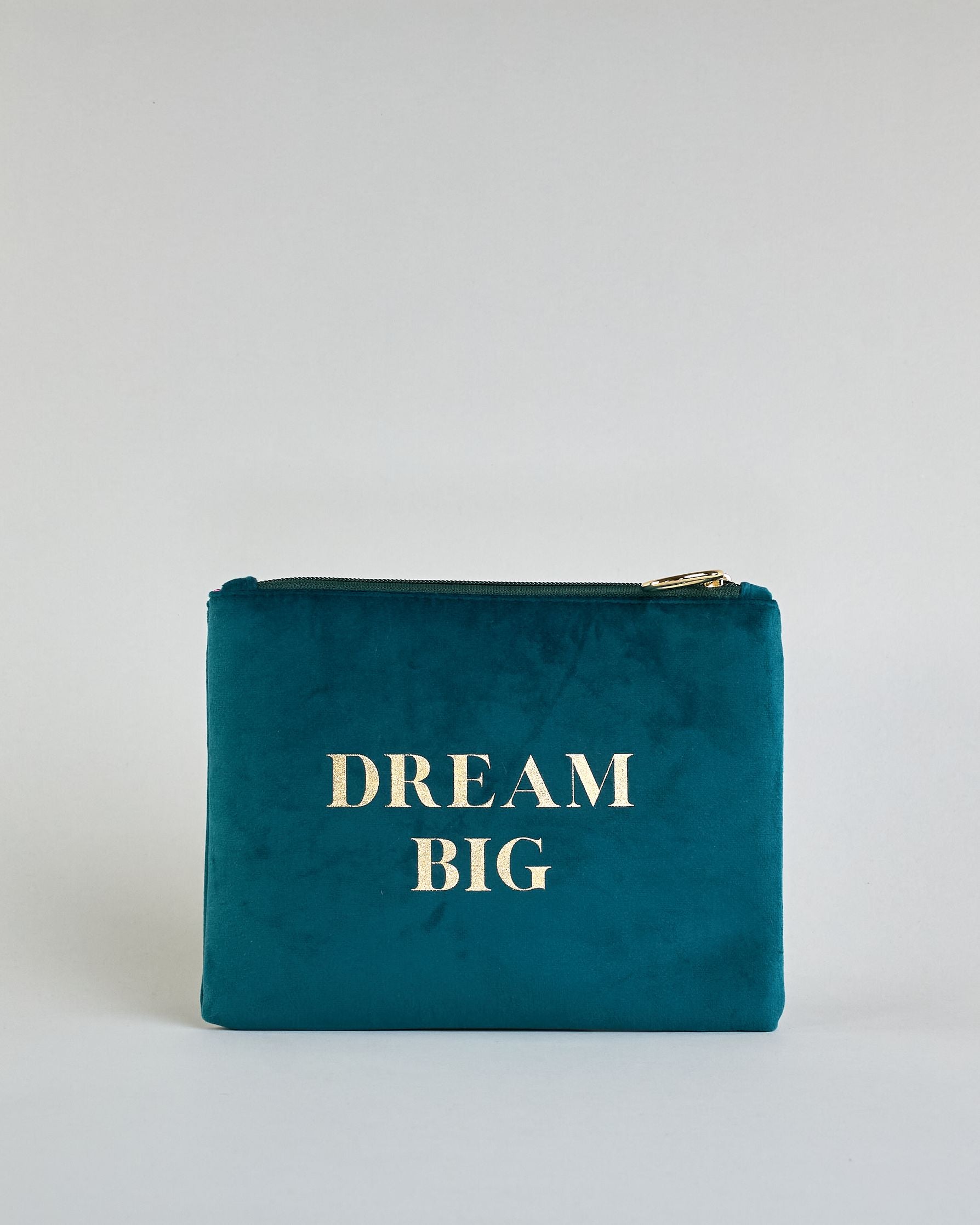 Dunkle petrolfarbene Kosmetiktasche aus Samtstoff mit großem goldenem Aufdruck "Dream big" in der Mitte. Zipp mit goldenem Metallring zum Verschließen. Futter aus Satinstoff in Kontrastfarbe. #1