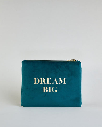 Dunkle petrolfarbene Kosmetiktasche aus Samtstoff mit großem goldenem Aufdruck "Dream big" in der Mitte. Zipp mit goldenem Metallring zum Verschließen. Futter aus Satinstoff in Kontrastfarbe. #1