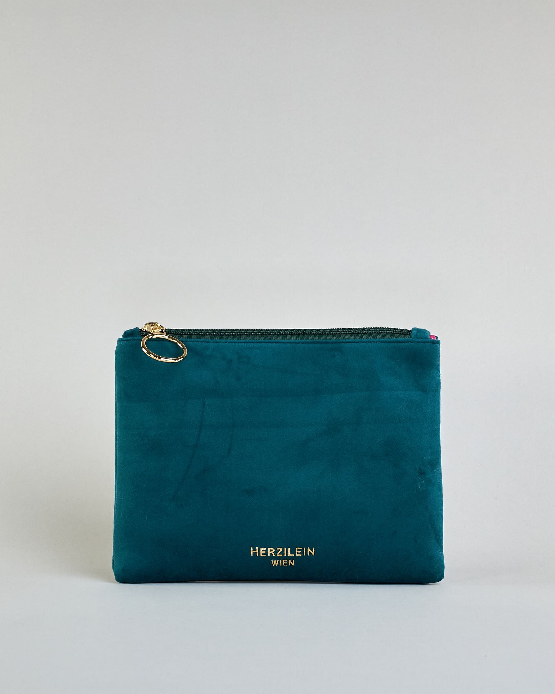 Dunkle petrolfarbene Kosmetiktasche aus Samtstoff mit großem goldenem Aufdruck "Dream big" in der Mitte. Zipp mit goldenem Metallring zum Verschließen. Futter aus Satinstoff in Kontrastfarbe. #2