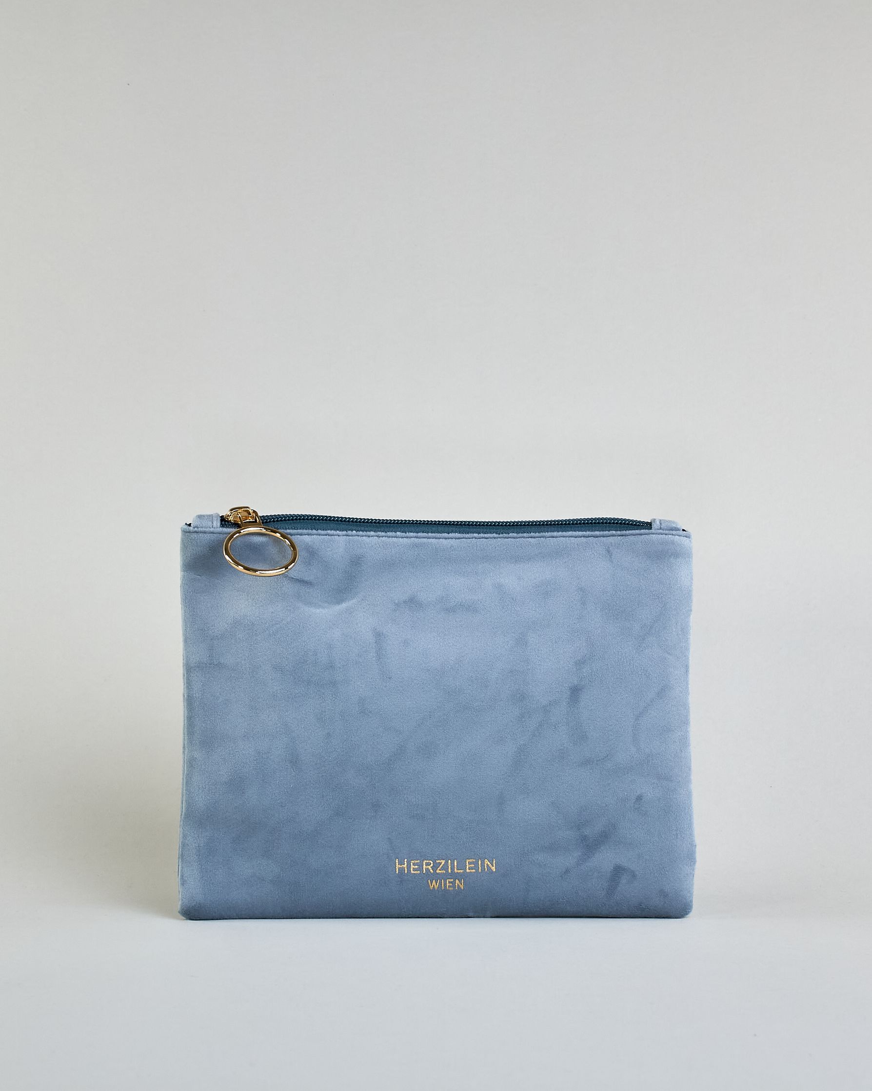 Hellblaue Kosmetiktasche aus Samtstoff mit großem goldenem Aufdruck "Slow down" in der Mitte. Zipp mit goldenem Metallring zum Verschließen. Futter aus Satinstoff in Kontrastfarbe. #2