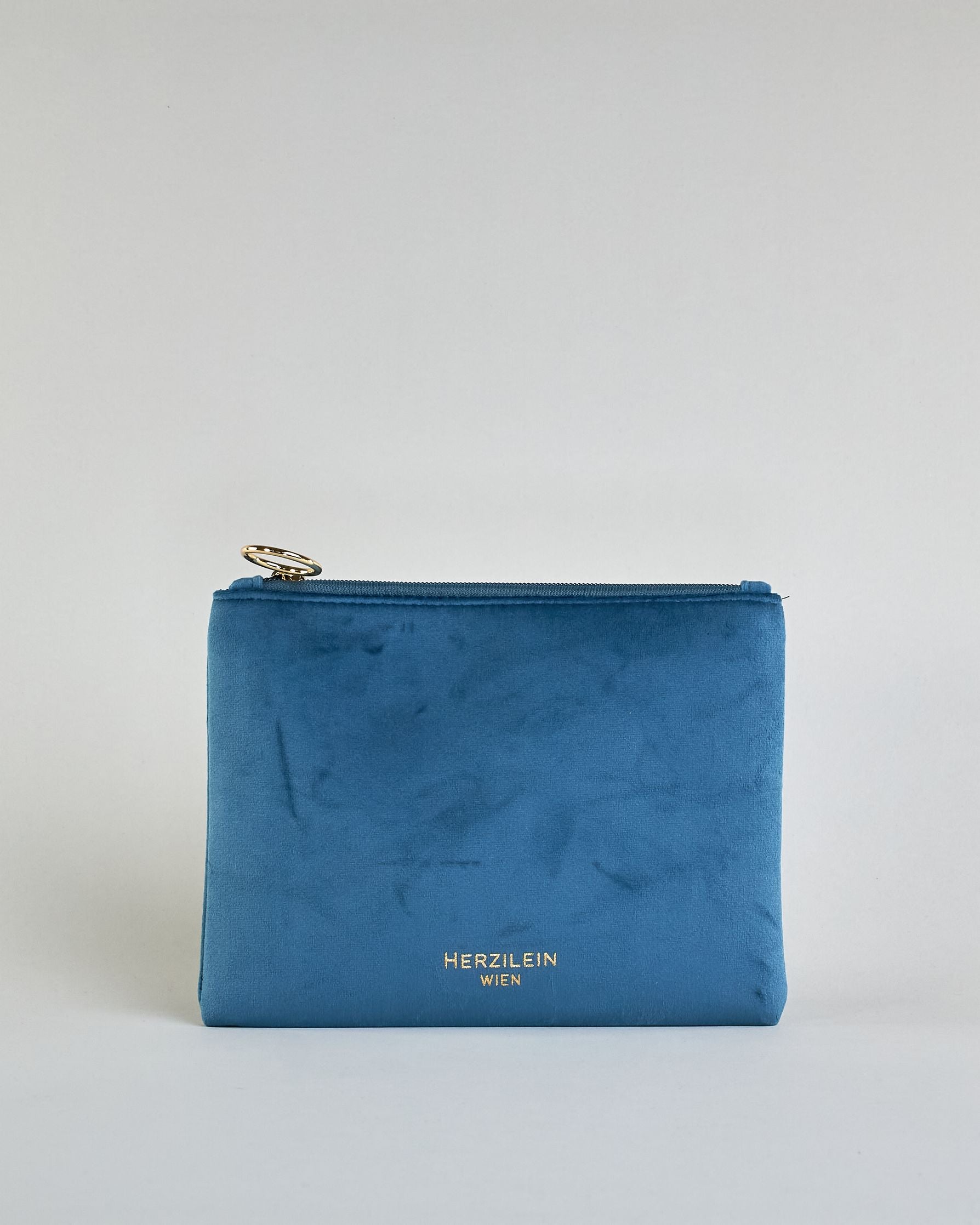 Blaue Kosmetiktasche aus Samtstoff mit großem goldenem Aufdruck "Austria" und Bergen in dünnen Linien in der Mitte. Zipp mit goldenem Metallring zum Verschließen. Futter aus Satinstoff in Kontrastfarbe. #2