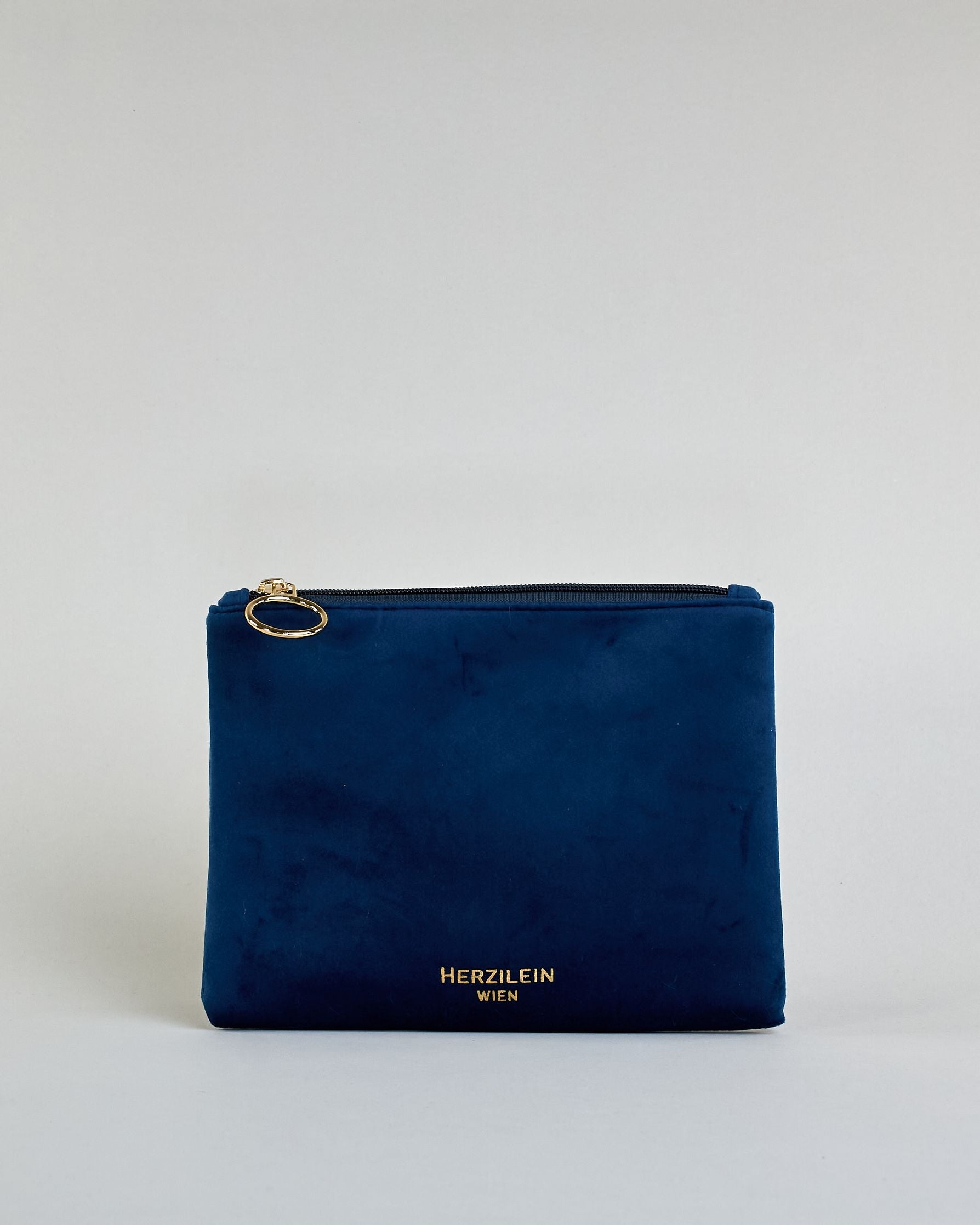 Dunkelblaue Kosmetiktasche aus Samtstoff mit großem goldenem Aufdruck "Vienna" und der Wien Skyline in dünnen Linien in der Mitte. Zipp mit goldenem Metallring zum Verschließen. Futter aus Satinstoff in Kontrastfarbe. #2