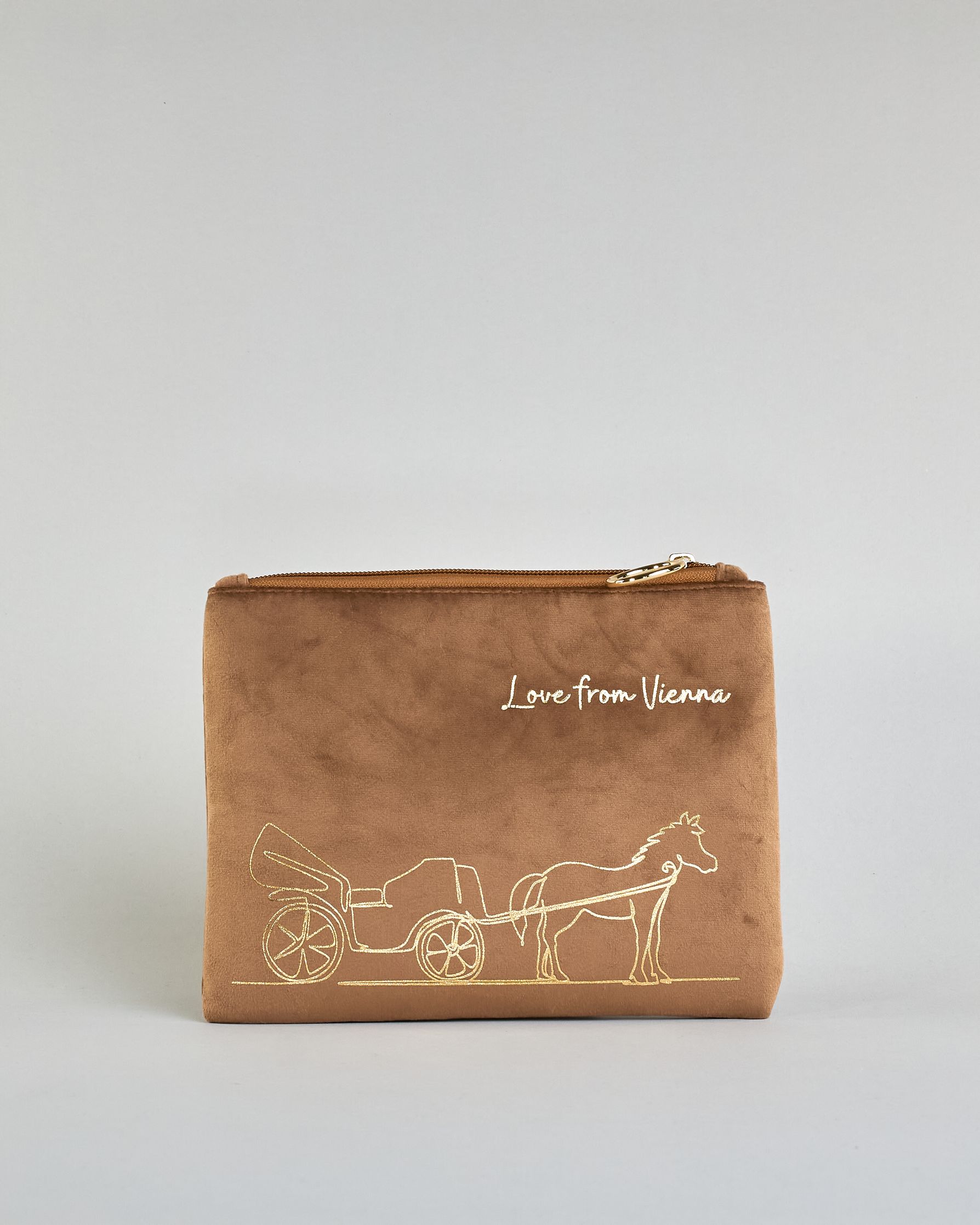 Braune Kosmetiktasche aus Samtstoff mit großem goldenem Aufdruck "Love from Vienna" und einem Fiaker in dünnen Linien in der Mitte. Zipp mit goldenem Metallring zum Verschließen. Futter aus Satinstoff in Kontrastfarbe. #1