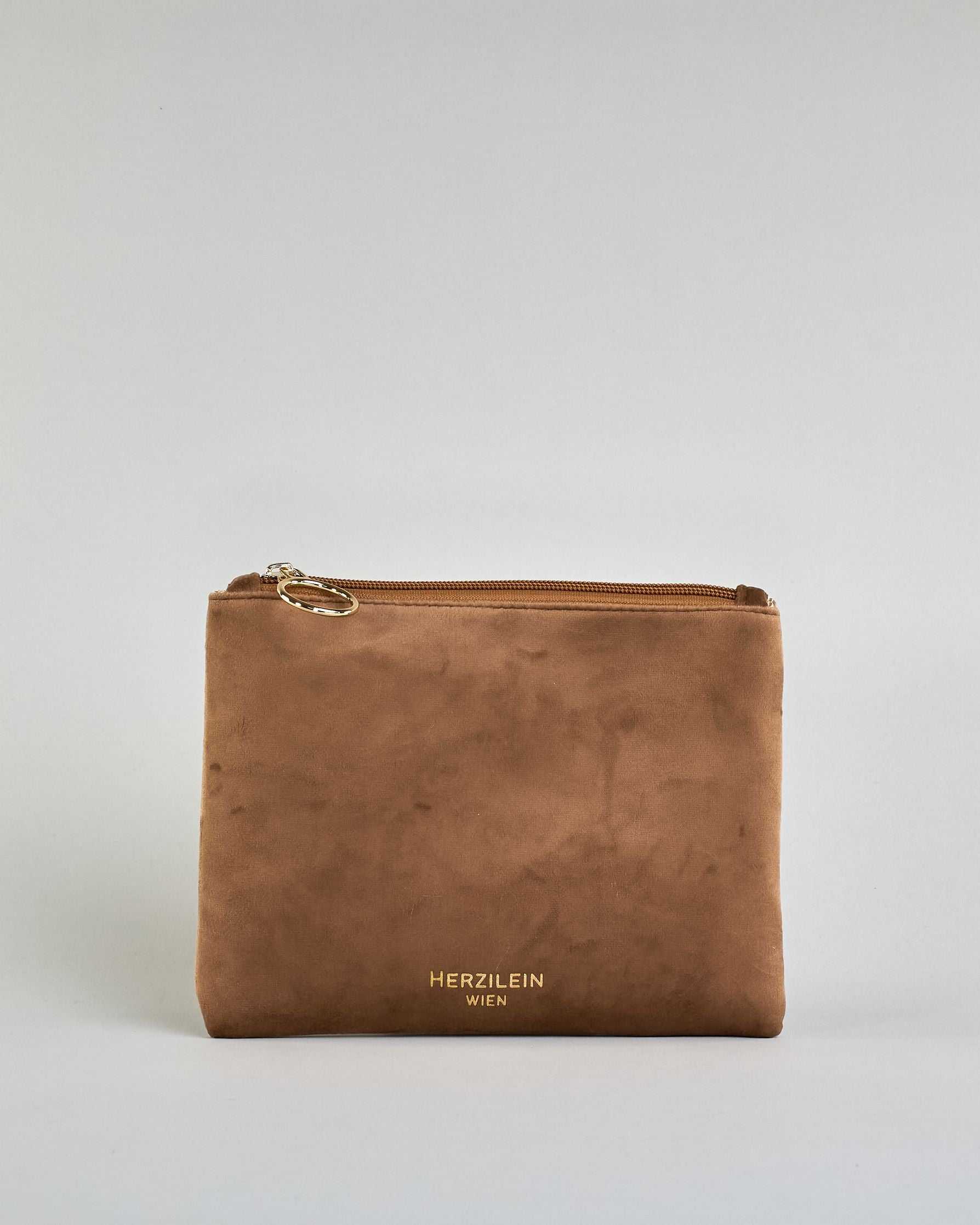 Braune Kosmetiktasche aus Samtstoff mit großem goldenem Aufdruck "Love from Vienna" und einem Fiaker in dünnen Linien in der Mitte. Zipp mit goldenem Metallring zum Verschließen. Futter aus Satinstoff in Kontrastfarbe. #2