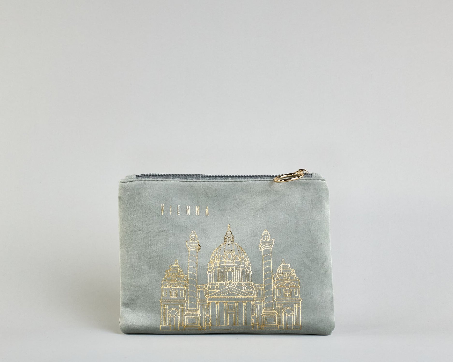 Mintfarbene Kosmetiktasche aus Samtstoff mit großem goldenem Aufdruck "Vienna" und der Karlskirche in dünnen Linien in der Mitte. Zipp mit goldenem Metallring zum Verschließen. Futter aus Satinstoff in Kontrastfarbe. #1