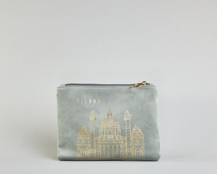 Mintfarbene Kosmetiktasche aus Samtstoff mit großem goldenem Aufdruck "Vienna" und der Karlskirche in dünnen Linien in der Mitte. Zipp mit goldenem Metallring zum Verschließen. Futter aus Satinstoff in Kontrastfarbe. #1